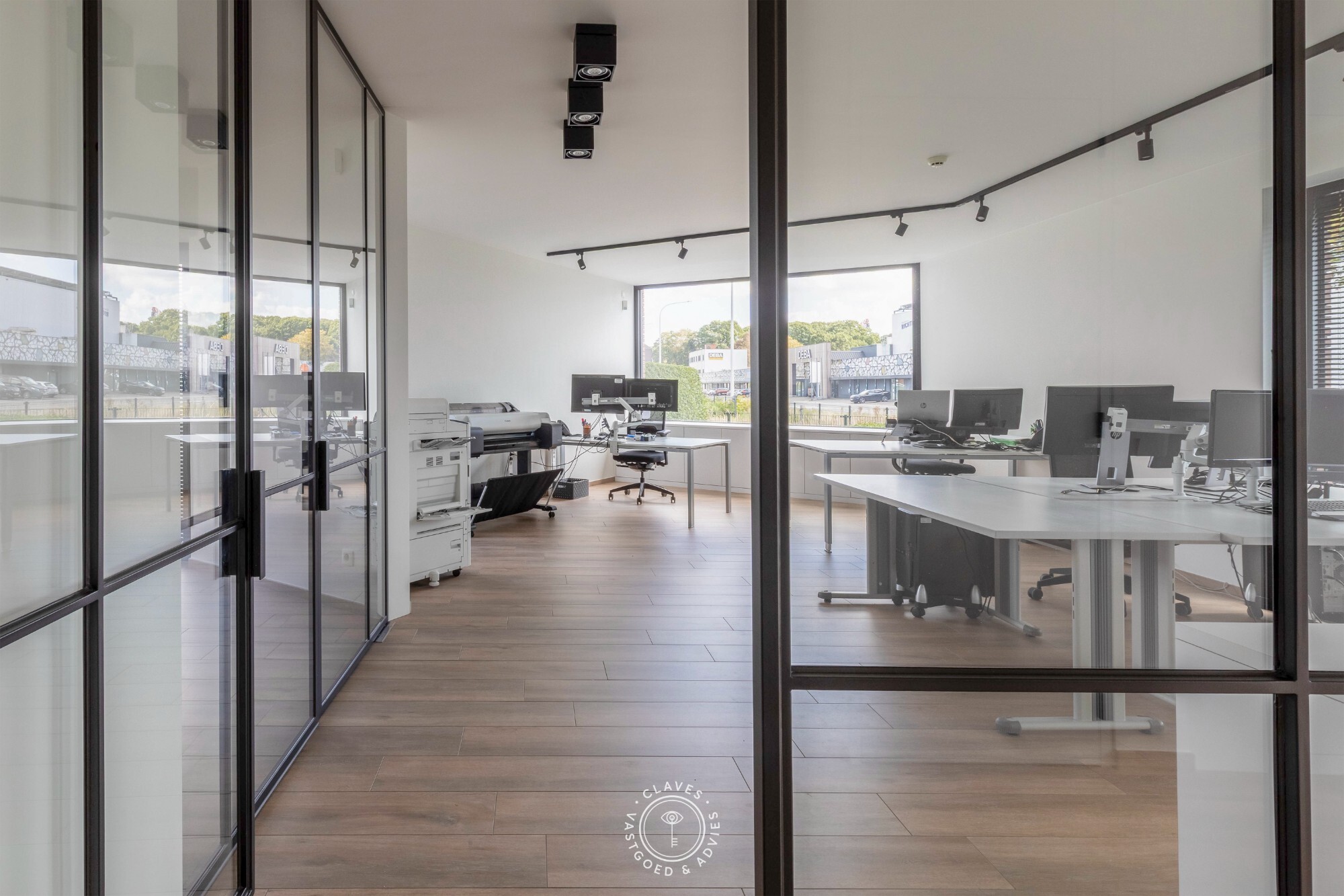 Modern kantoorgebouw met verhuurd appartement op uitstekende zichtlocatie in Belsele