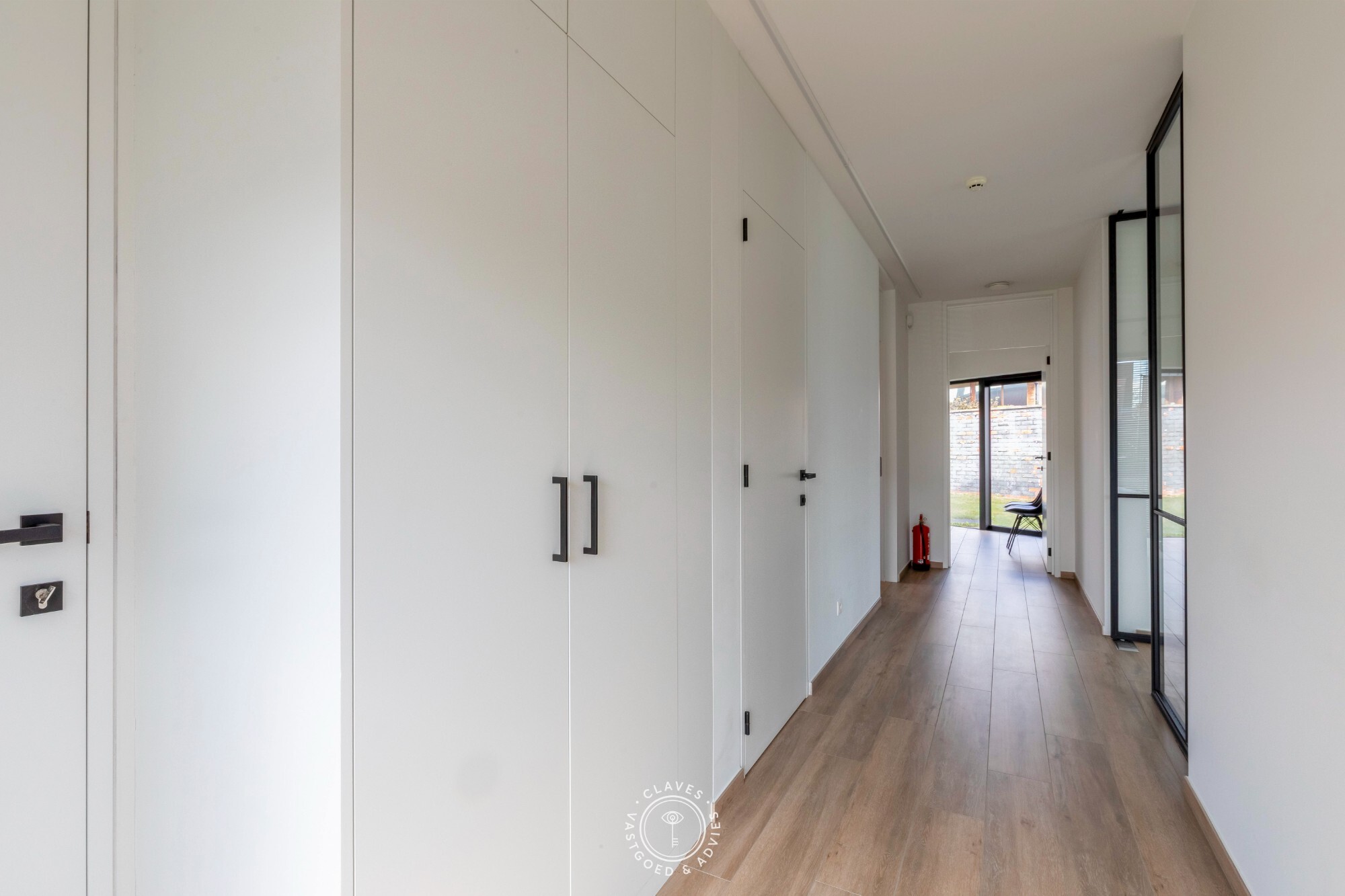 Modern kantoorgebouw met verhuurd appartement op uitstekende zichtlocatie in Belsele