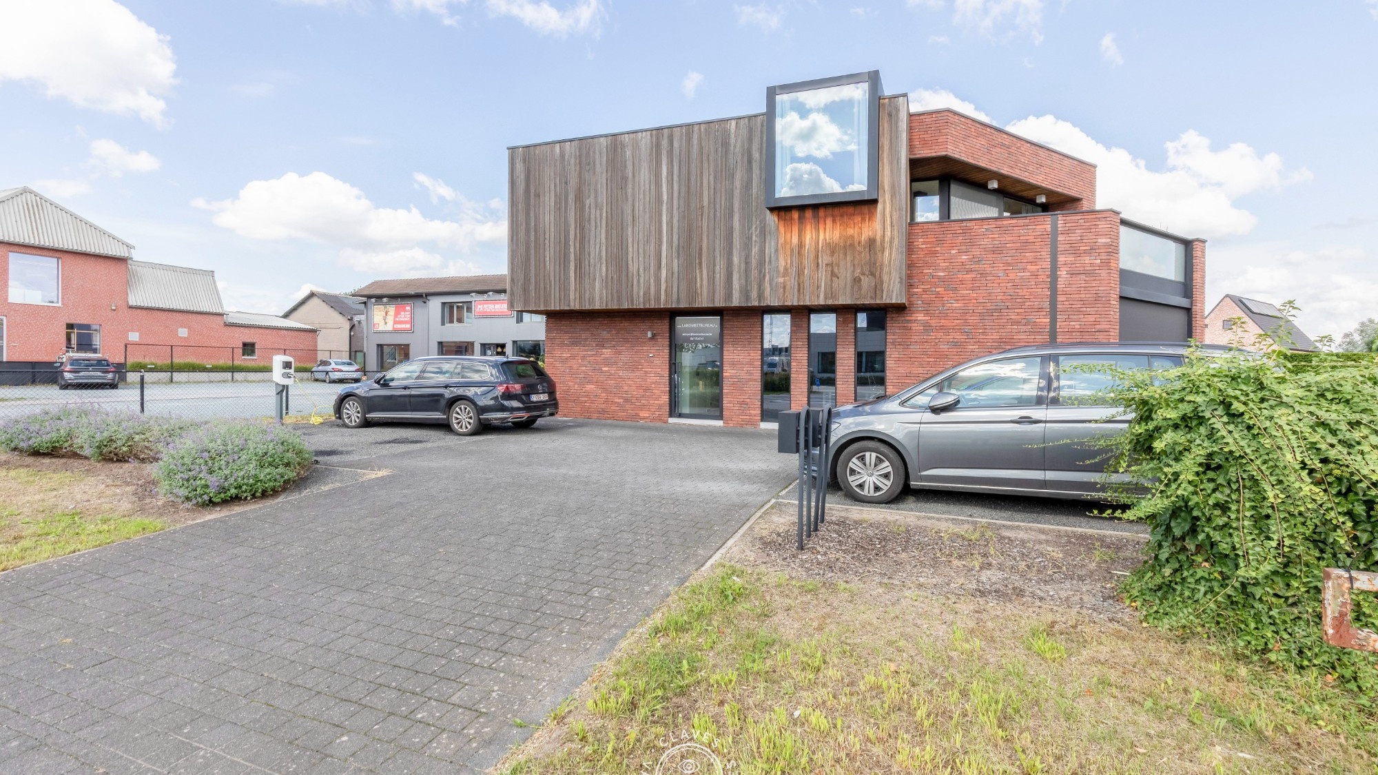 Modern kantoorgebouw met verhuurd appartement op uitstekende zichtlocatie in Belsele