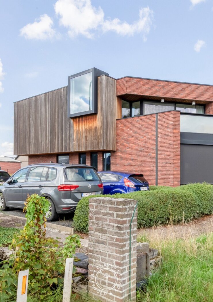 Modern kantoorgebouw met verhuurd appartement op uitstekende zichtlocatie in Belsele