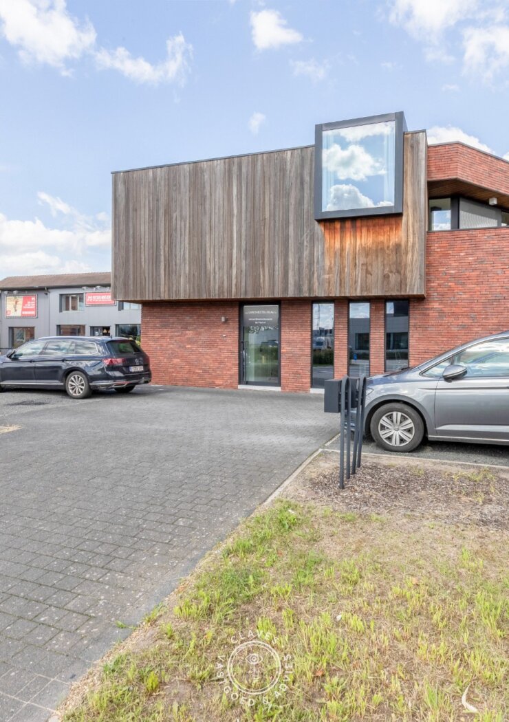 Modern kantoorgebouw met verhuurd appartement op uitstekende zichtlocatie in Belsele