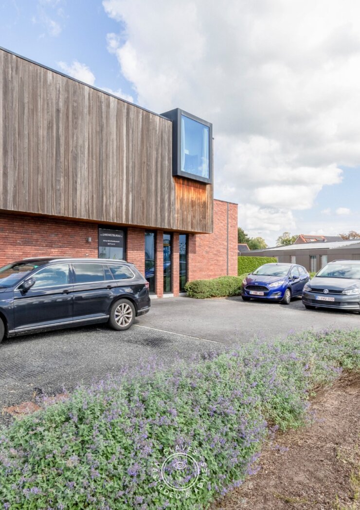 Modern kantoorgebouw met verhuurd appartement op uitstekende zichtlocatie in Belsele