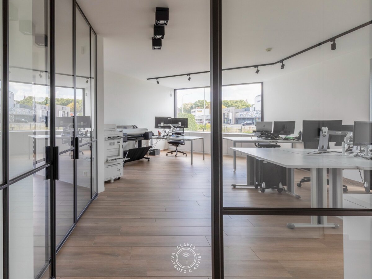 Modern kantoorgebouw met verhuurd appartement op uitstekende zichtlocatie in Belsele