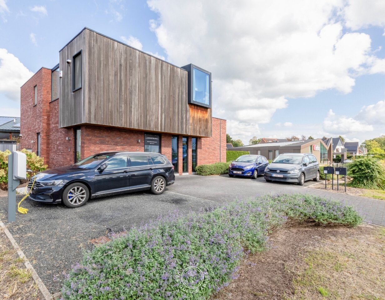 Modern kantoorgebouw met verhuurd appartement op uitstekende zichtlocatie in Belsele