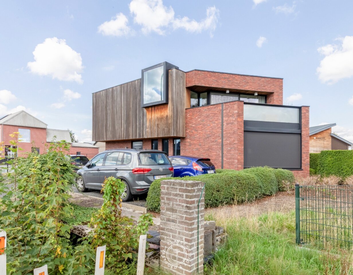 Modern kantoorgebouw met verhuurd appartement op uitstekende zichtlocatie in Belsele