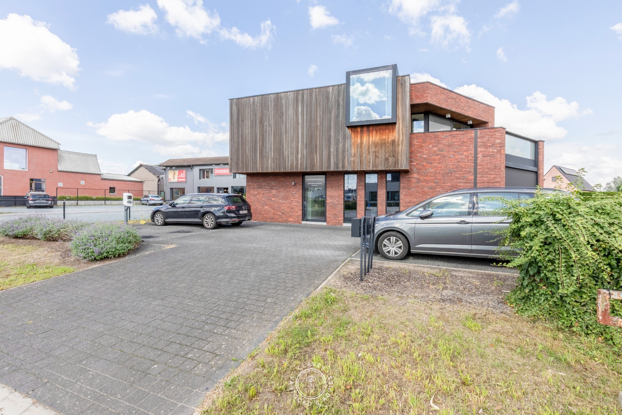 Modern kantoorgebouw met verhuurd appartement op uitstekende zichtlocatie in Belsele