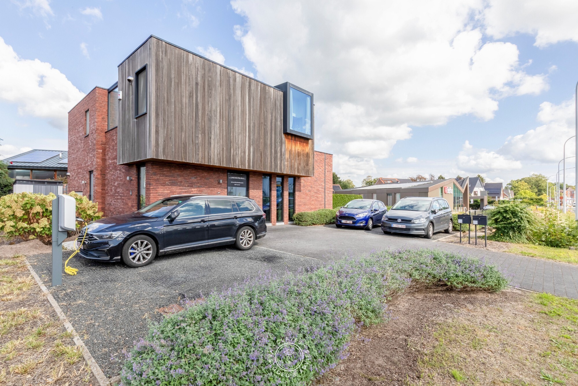Modern kantoorgebouw met verhuurd appartement op uitstekende zichtlocatie in Belsele