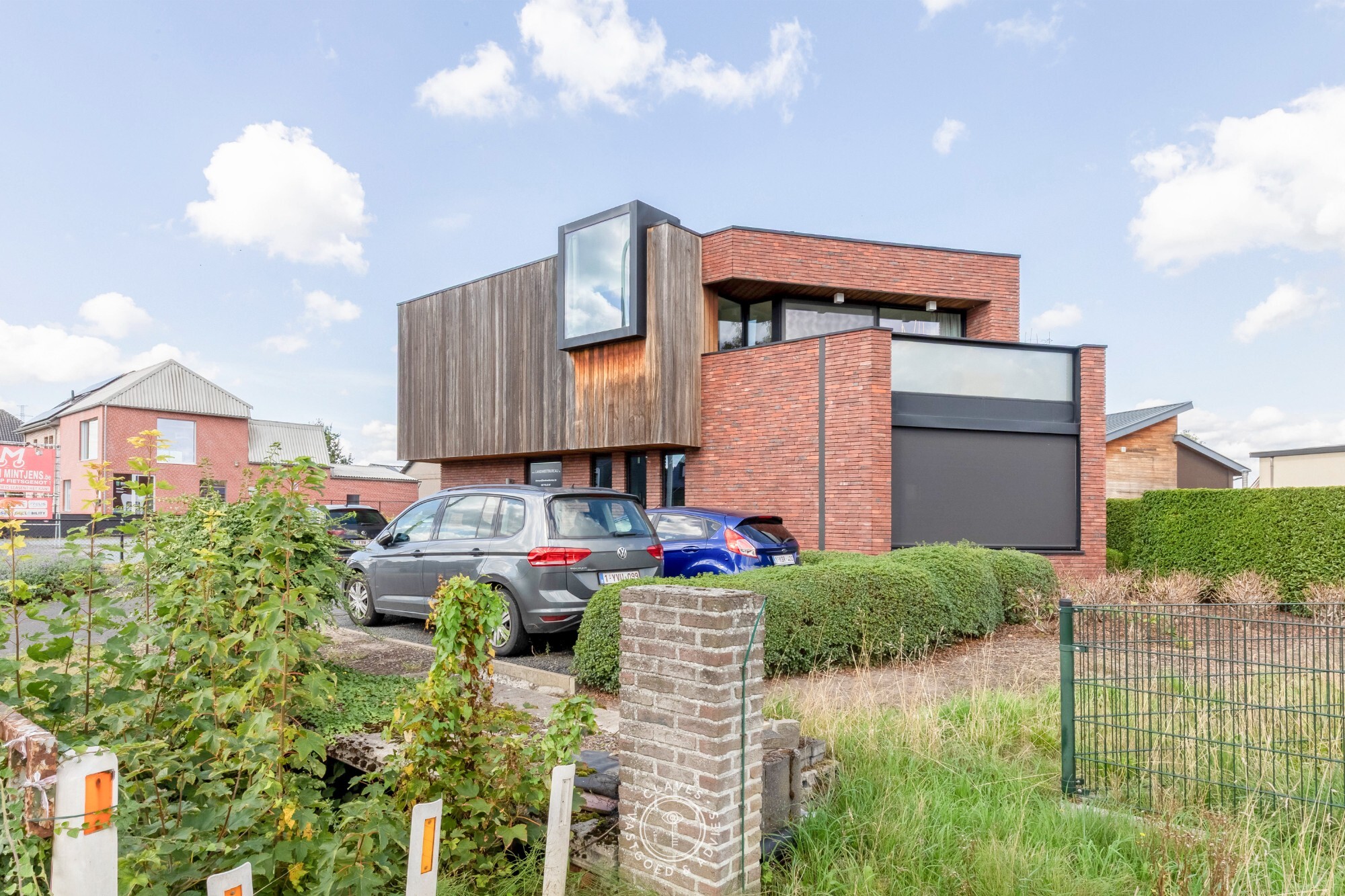 Modern kantoorgebouw met verhuurd appartement op uitstekende zichtlocatie in Belsele