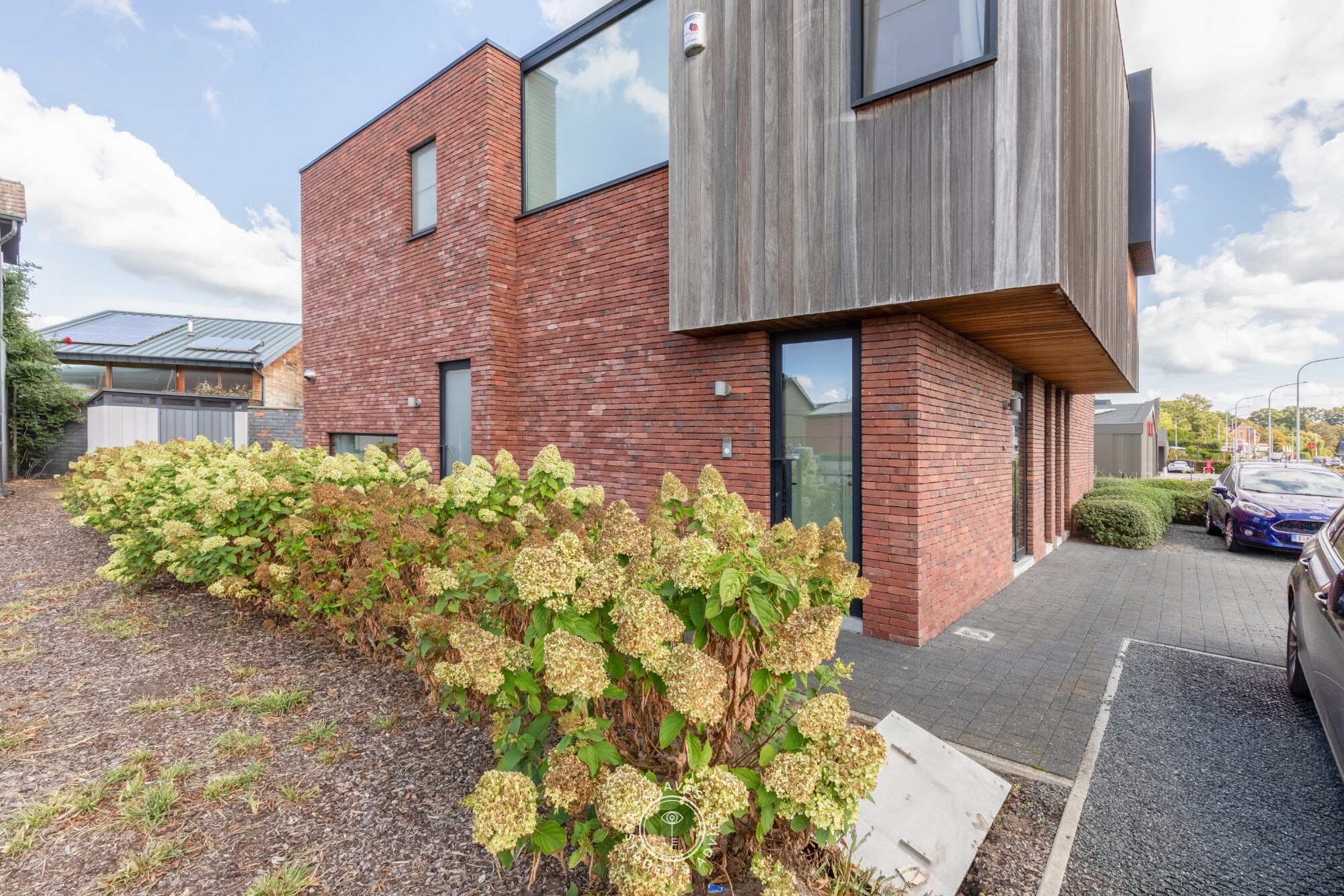 Modern kantoorgebouw met verhuurd appartement op uitstekende zichtlocatie in Belsele