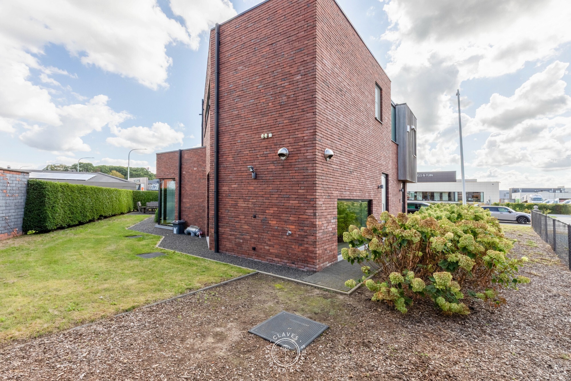 Modern kantoorgebouw met verhuurd appartement op uitstekende zichtlocatie in Belsele