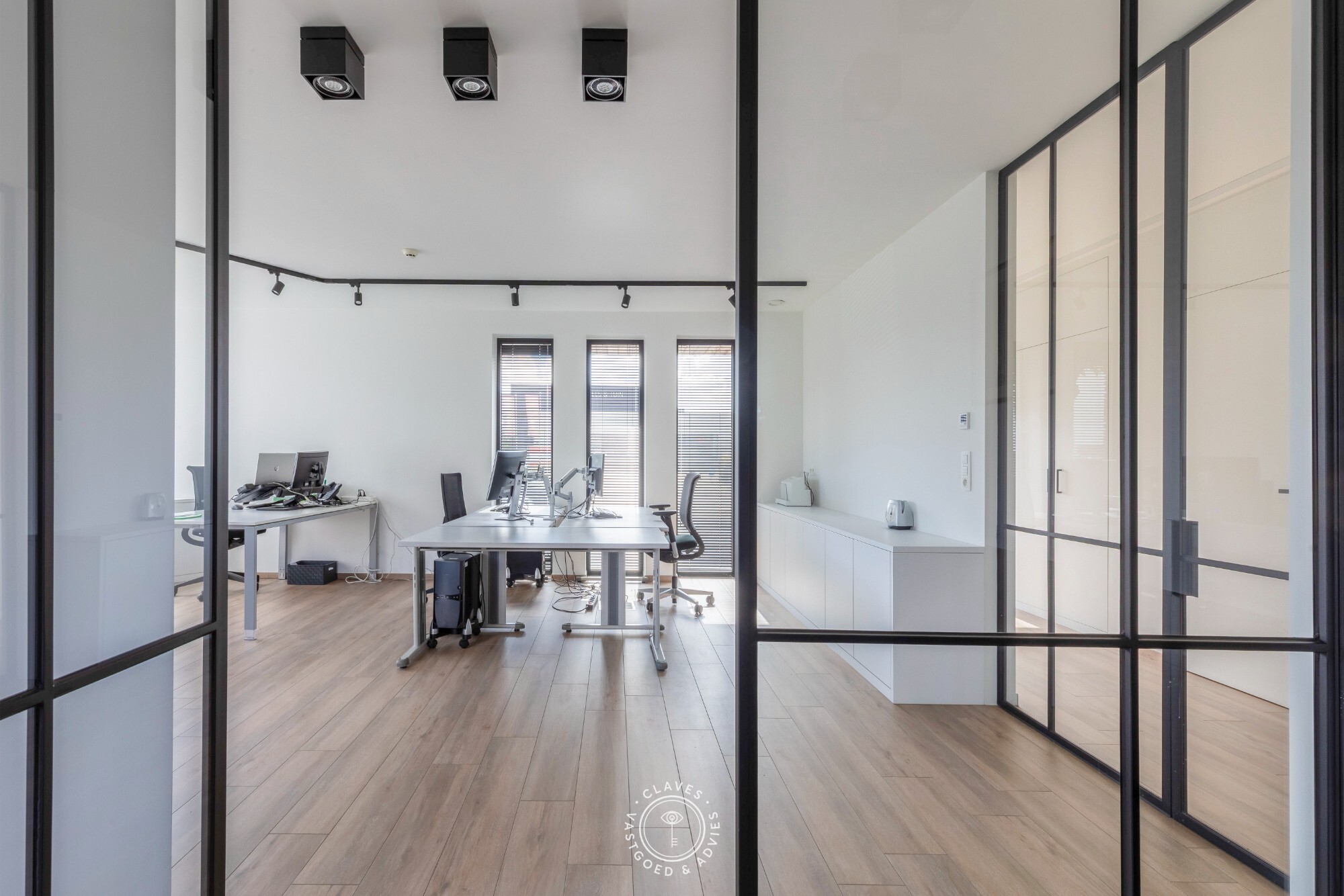 Modern kantoorgebouw met verhuurd appartement op uitstekende zichtlocatie in Belsele