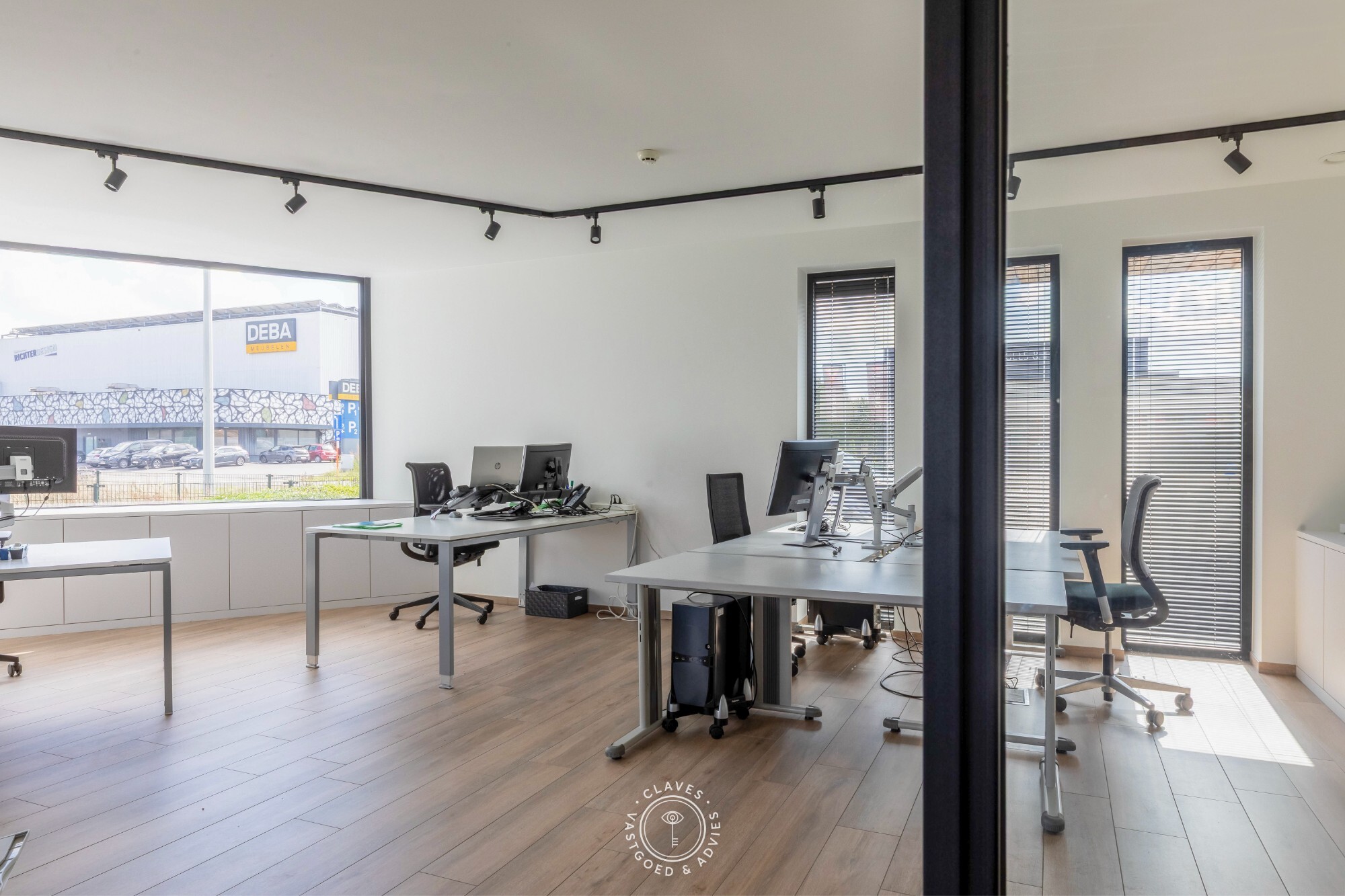 Modern kantoorgebouw met verhuurd appartement op uitstekende zichtlocatie in Belsele