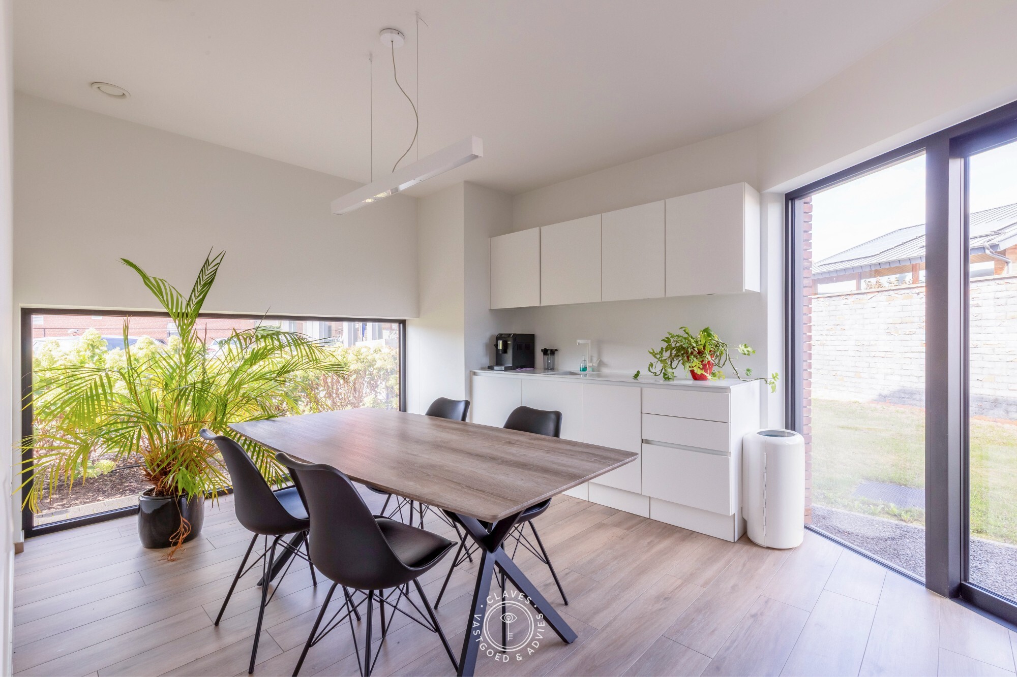 Modern kantoorgebouw met verhuurd appartement op uitstekende zichtlocatie in Belsele