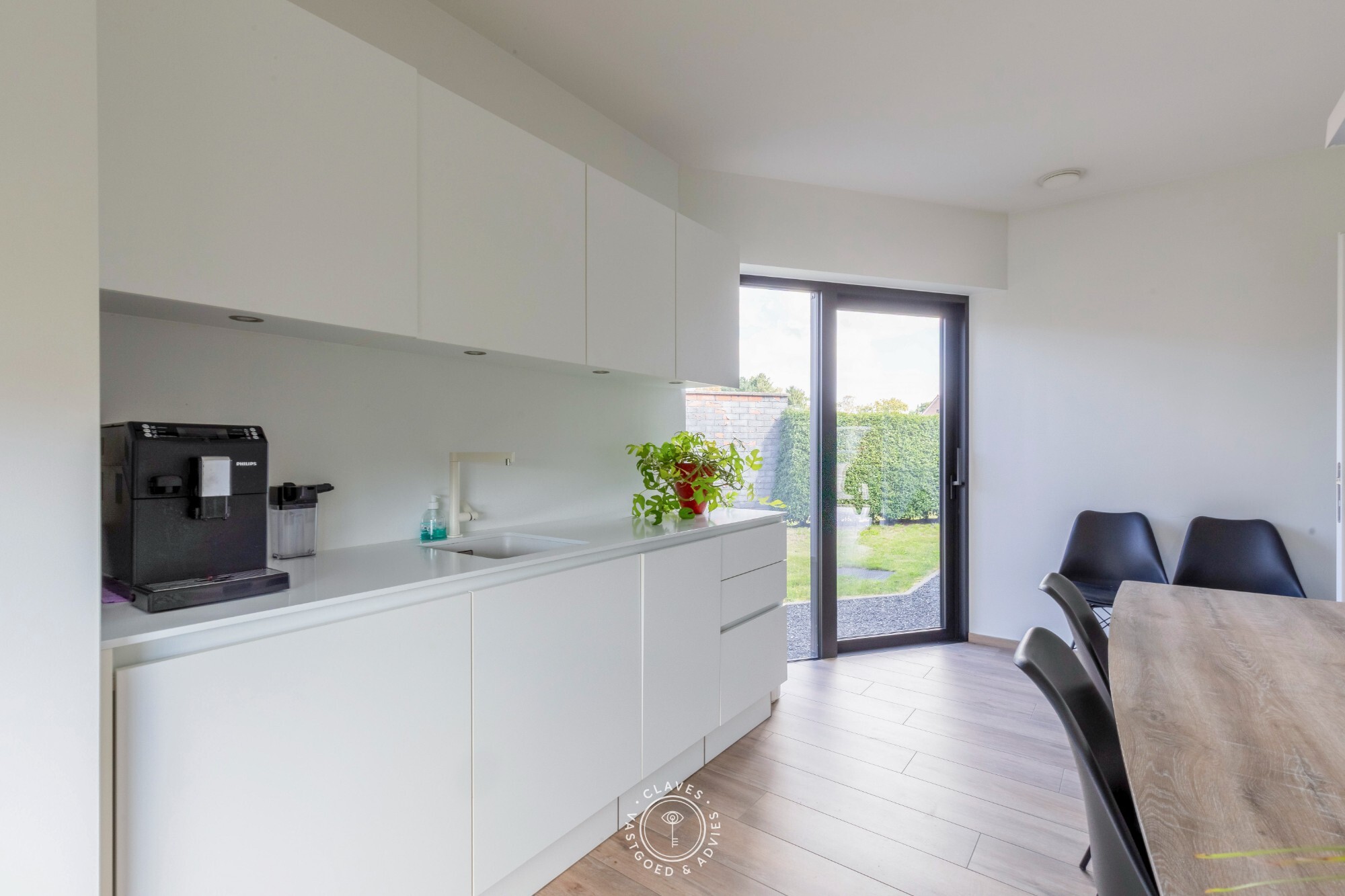 Modern kantoorgebouw met verhuurd appartement op uitstekende zichtlocatie in Belsele
