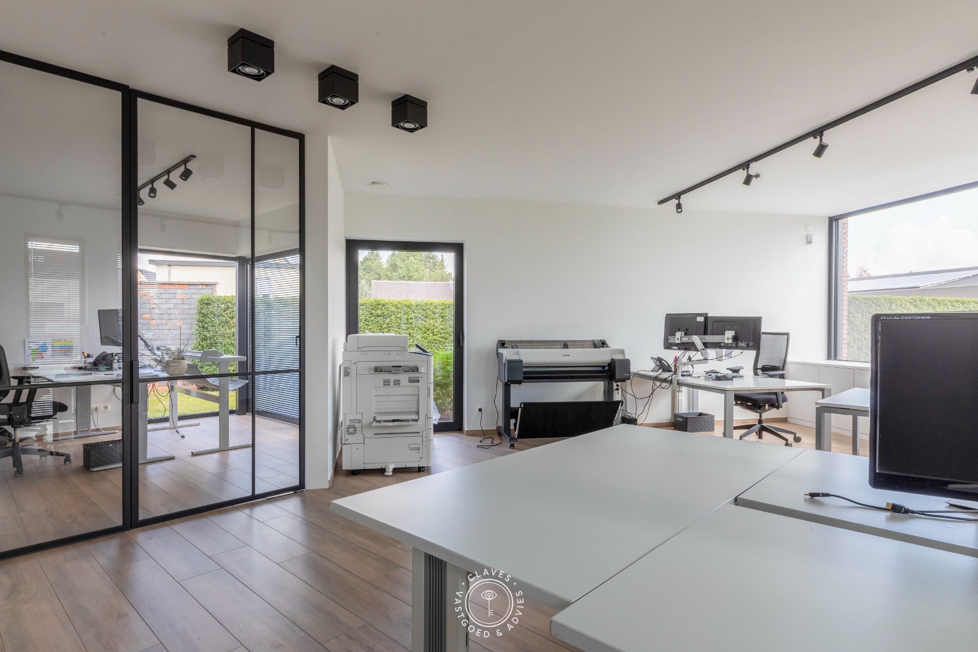 Modern kantoorgebouw met verhuurd appartement op uitstekende zichtlocatie in Belsele