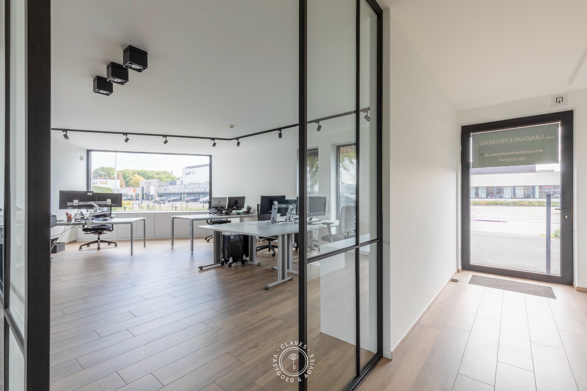 Modern kantoorgebouw met verhuurd appartement op uitstekende zichtlocatie in Belsele