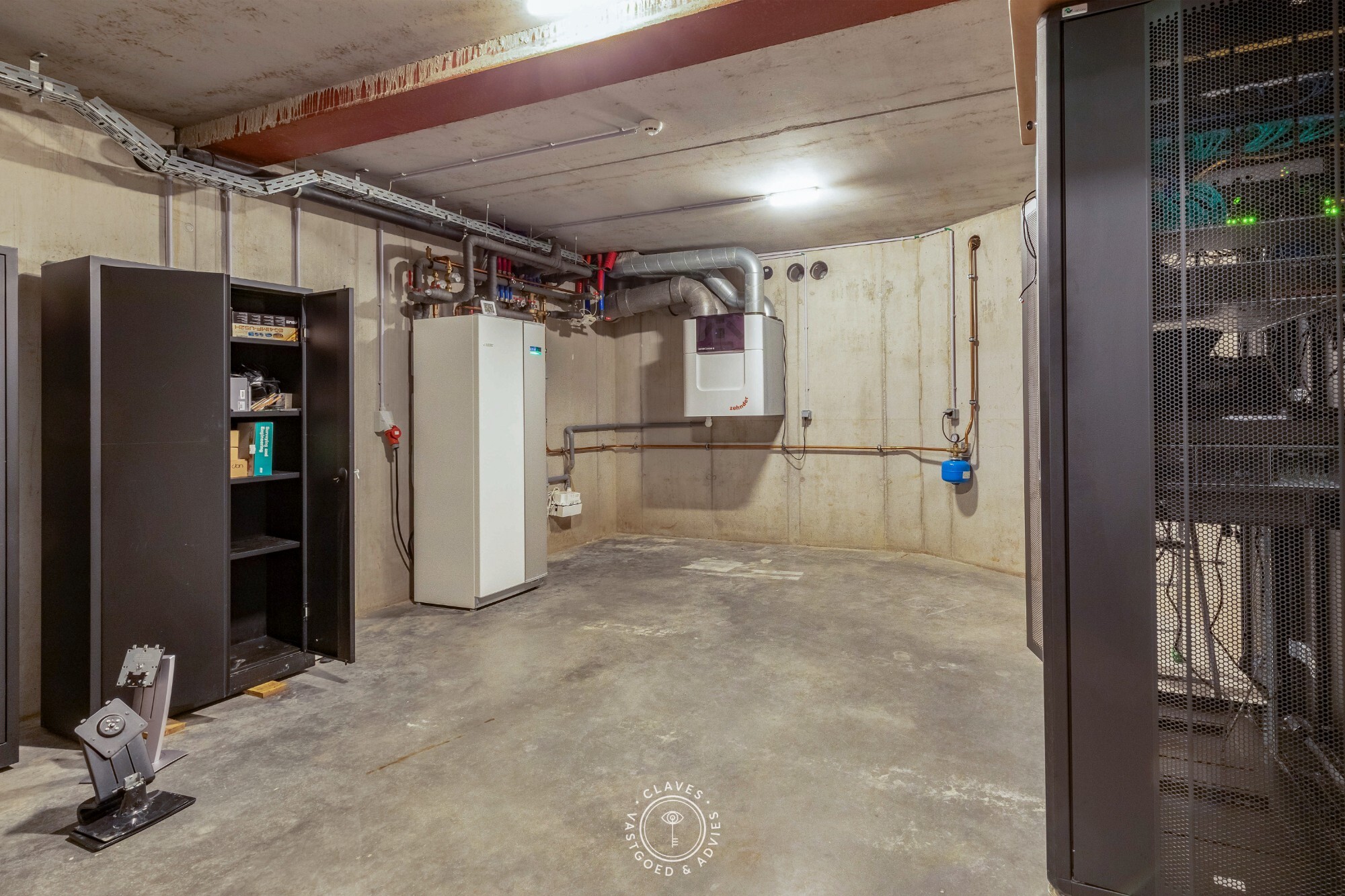 Modern kantoorgebouw met verhuurd appartement op uitstekende zichtlocatie in Belsele