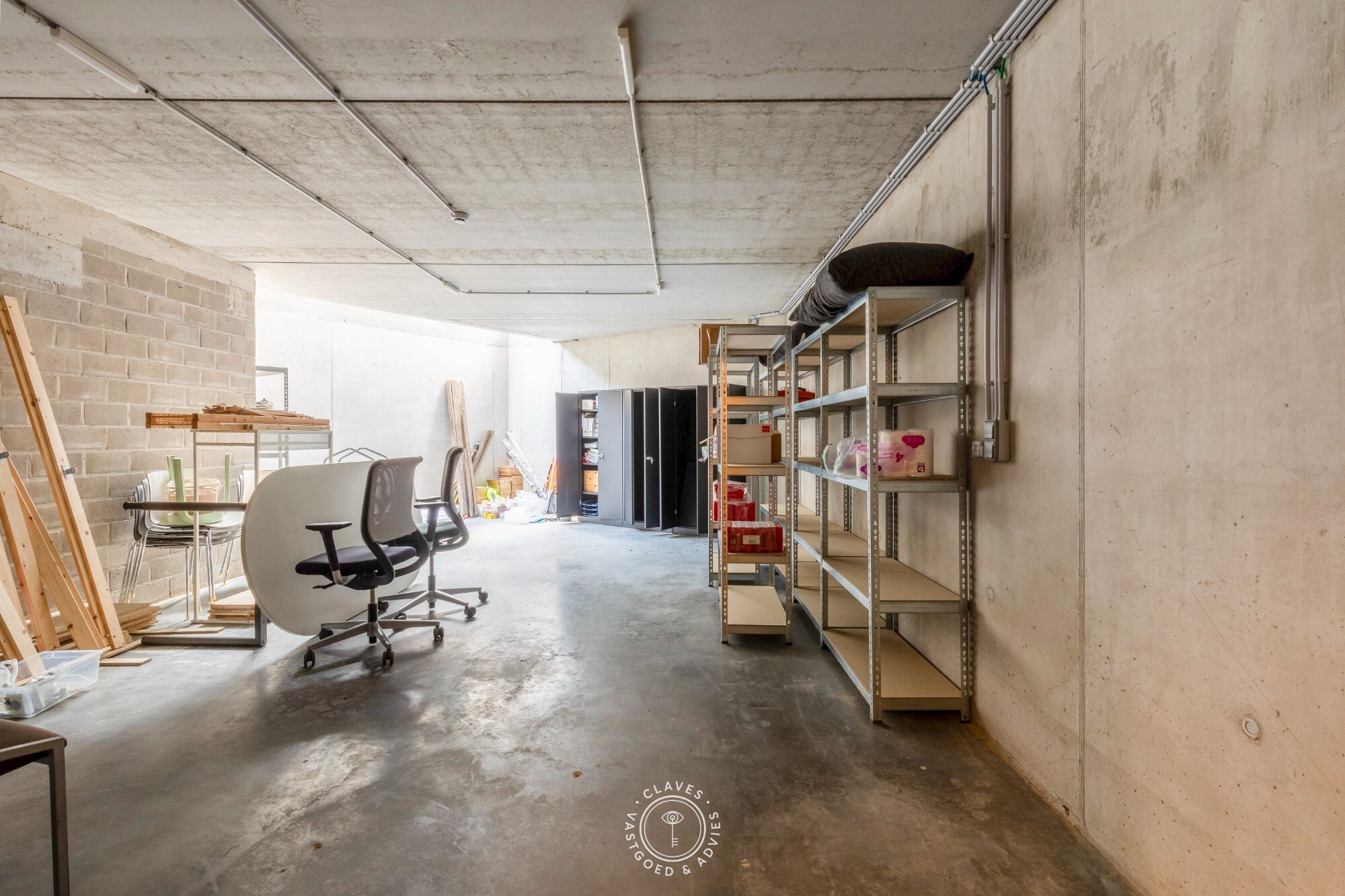 Modern kantoorgebouw met verhuurd appartement op uitstekende zichtlocatie in Belsele