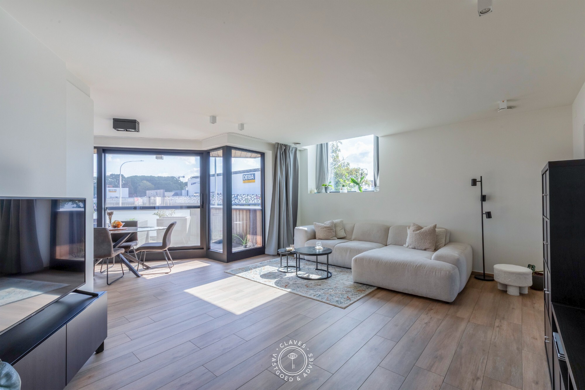Modern kantoorgebouw met verhuurd appartement op uitstekende zichtlocatie in Belsele