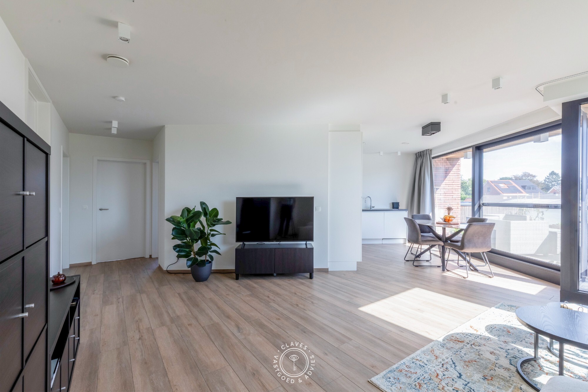 Modern kantoorgebouw met verhuurd appartement op uitstekende zichtlocatie in Belsele