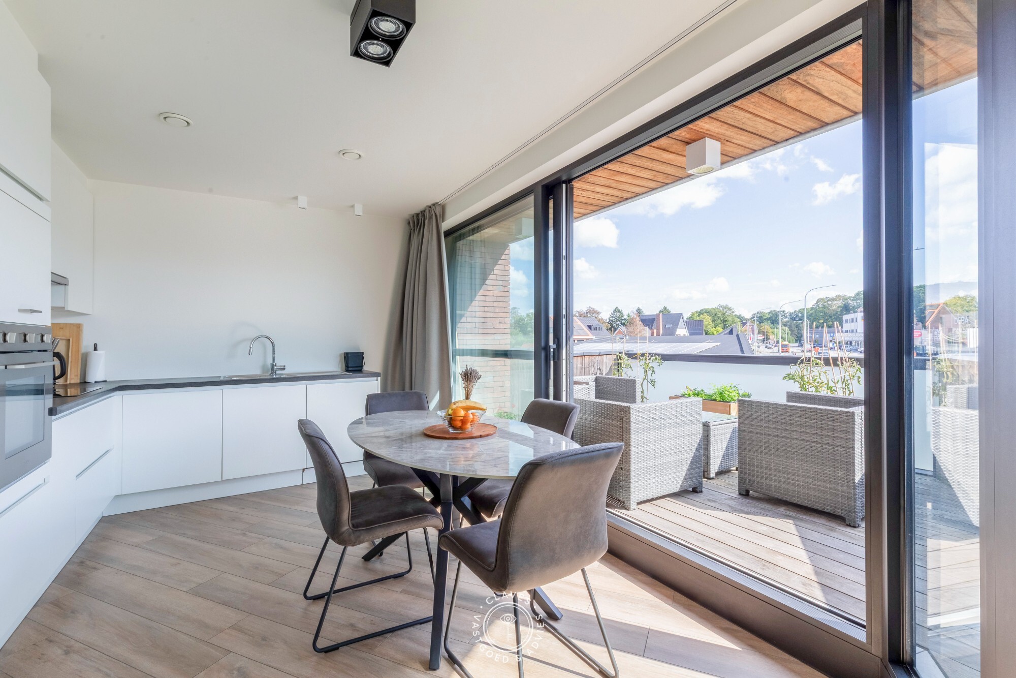 Modern kantoorgebouw met verhuurd appartement op uitstekende zichtlocatie in Belsele