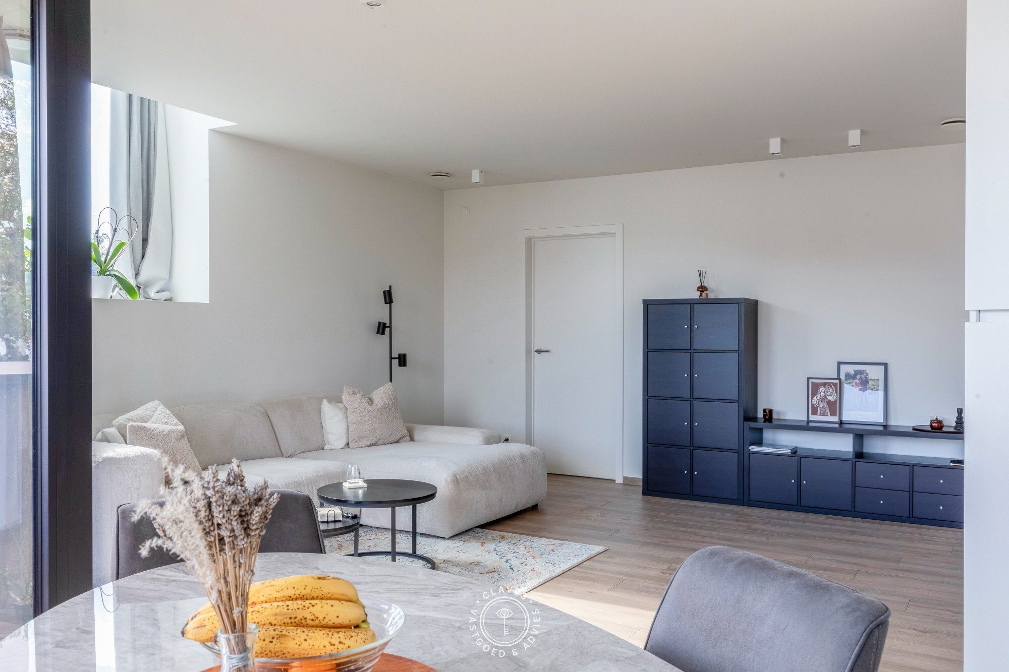 Modern kantoorgebouw met verhuurd appartement op uitstekende zichtlocatie in Belsele
