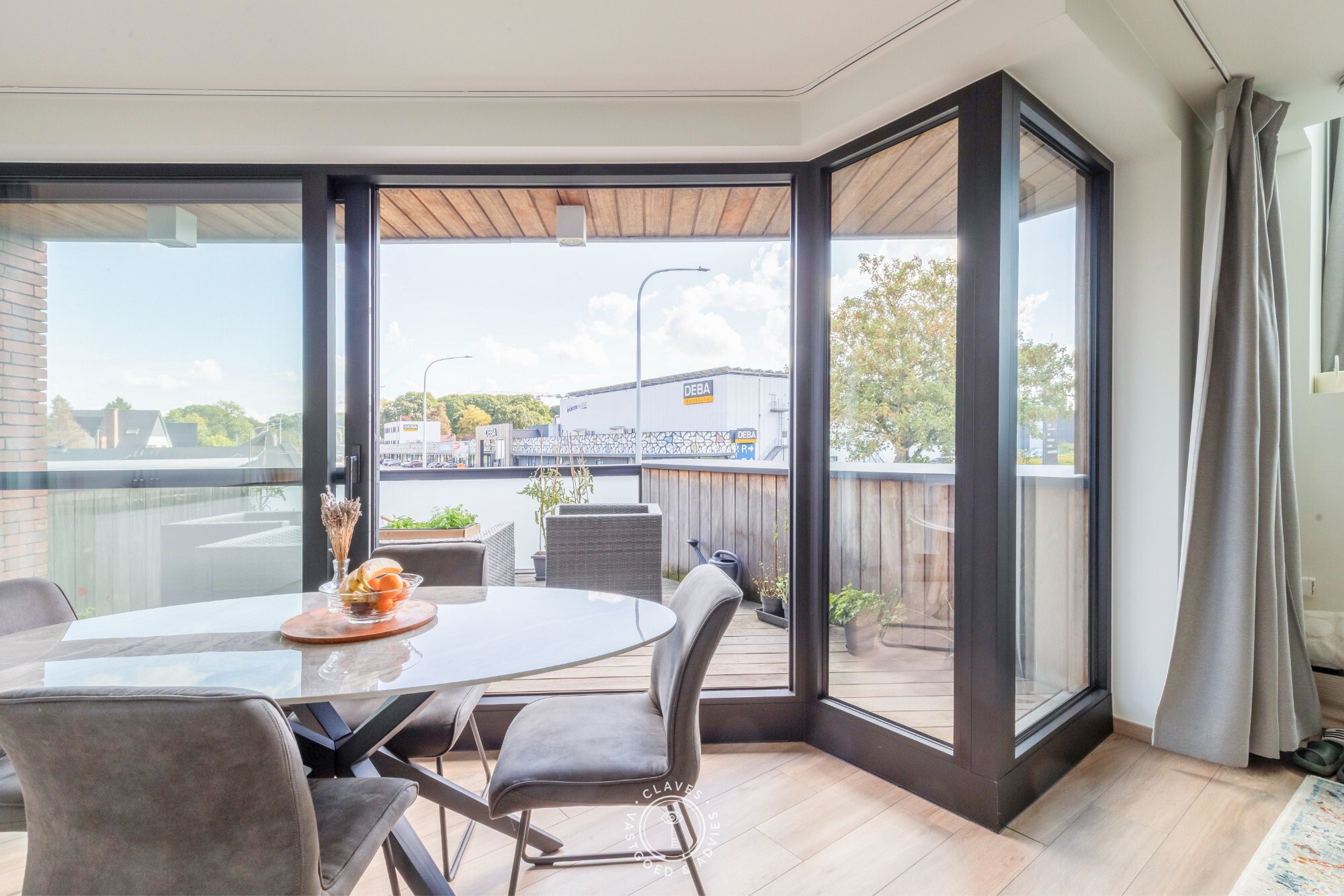 Modern kantoorgebouw met verhuurd appartement op uitstekende zichtlocatie in Belsele