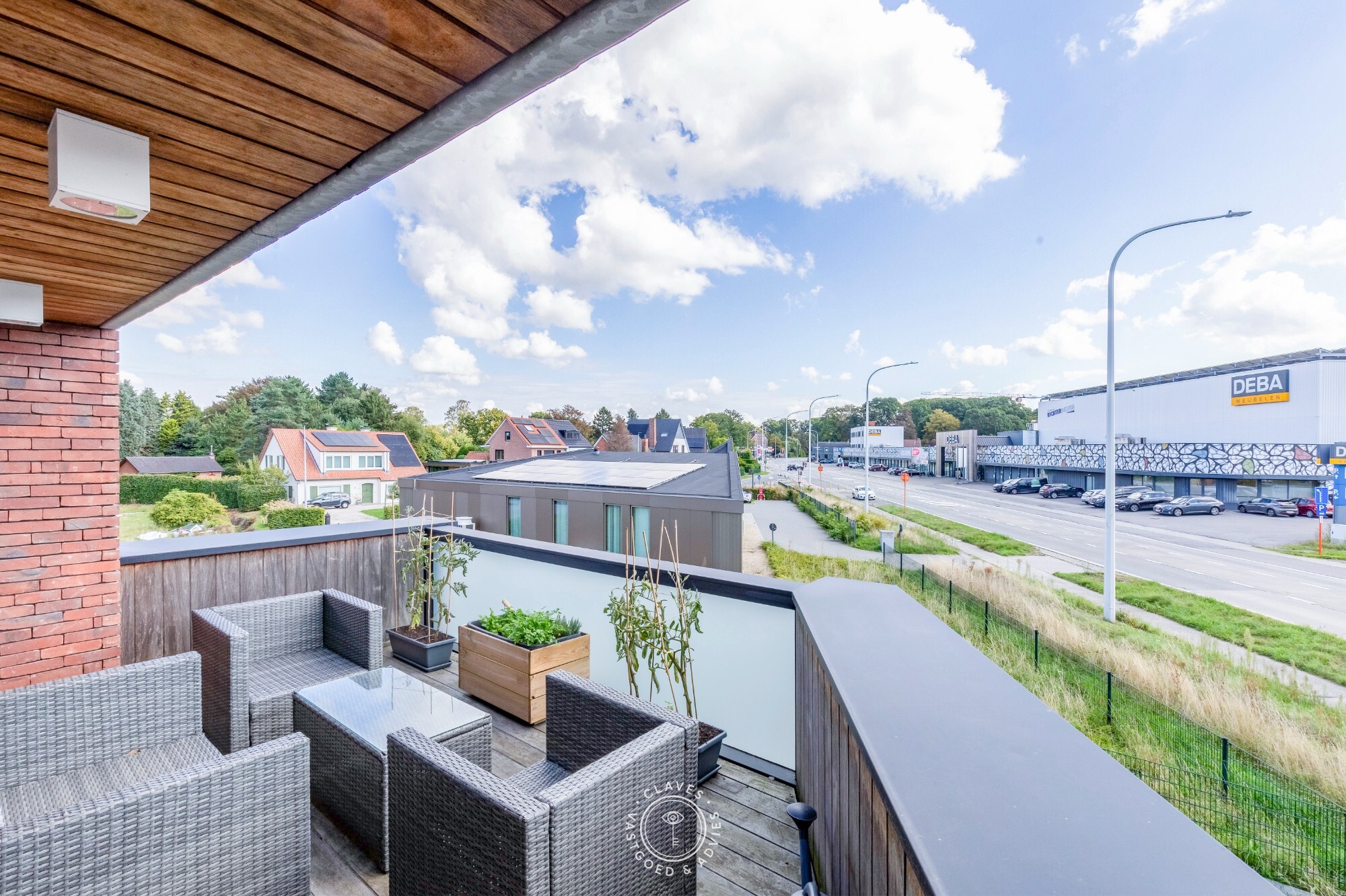 Modern kantoorgebouw met verhuurd appartement op uitstekende zichtlocatie in Belsele