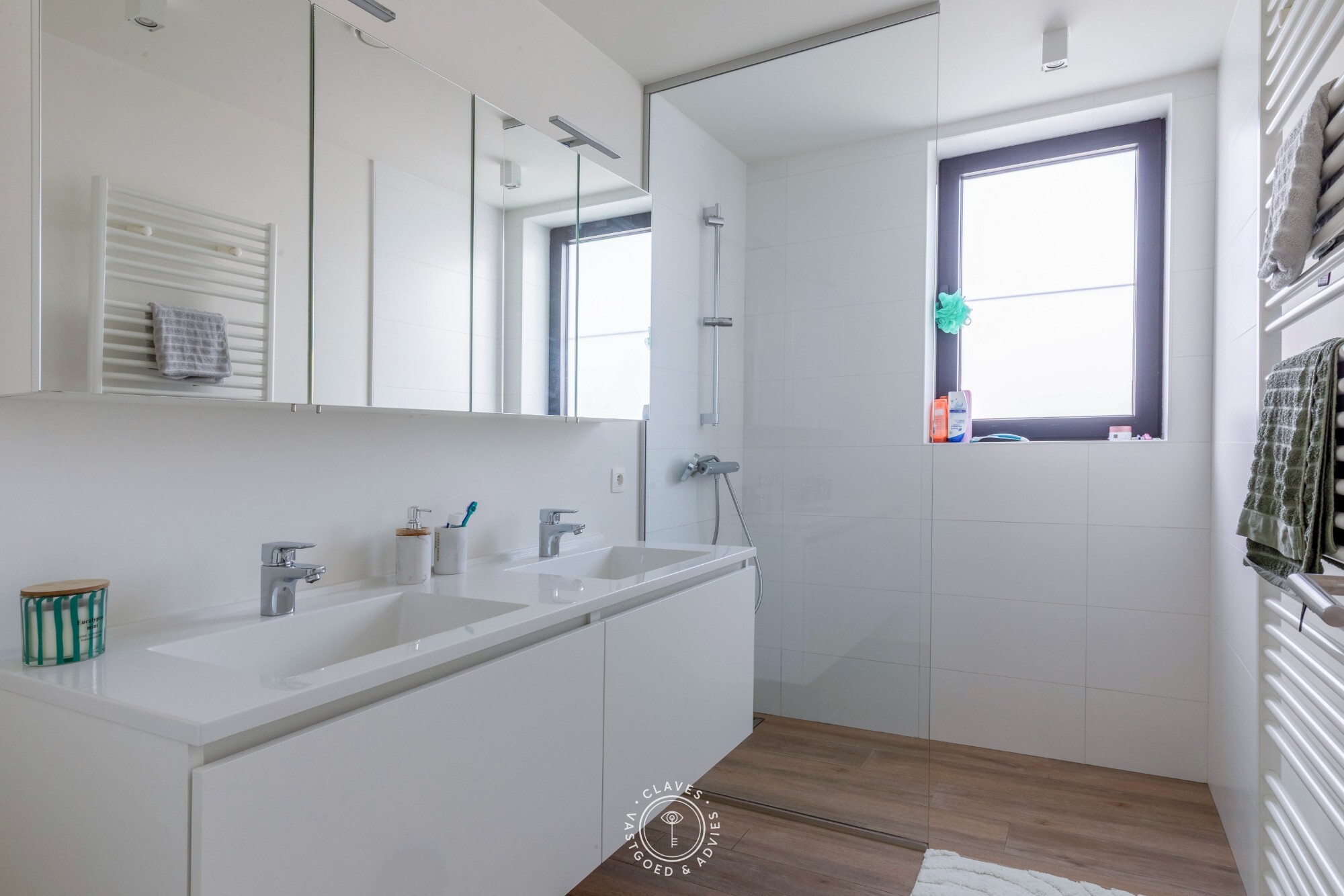 Modern kantoorgebouw met verhuurd appartement op uitstekende zichtlocatie in Belsele