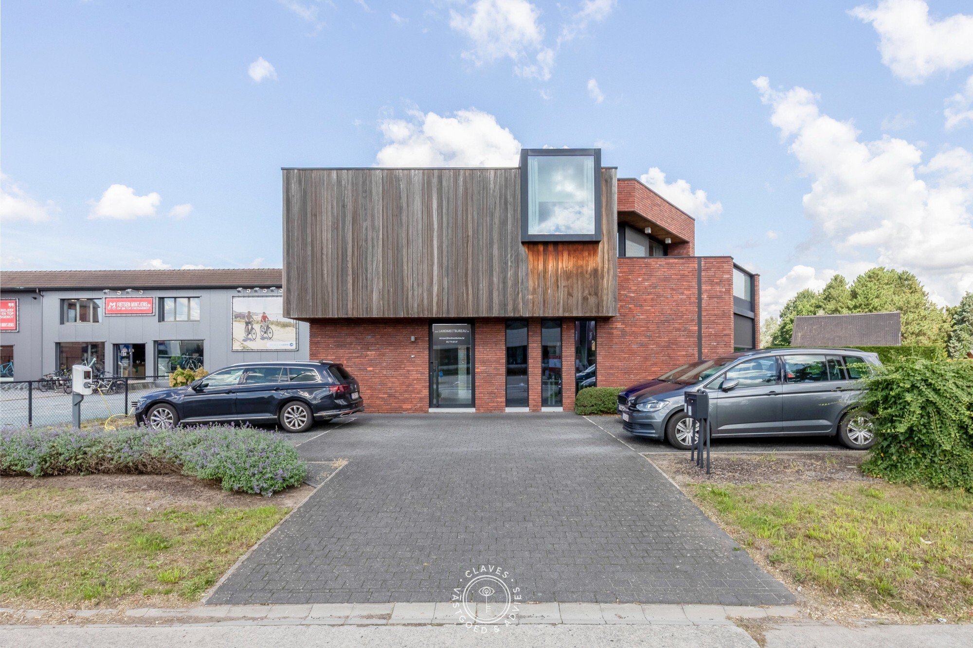 Modern kantoorgebouw met verhuurd appartement op uitstekende zichtlocatie in Belsele