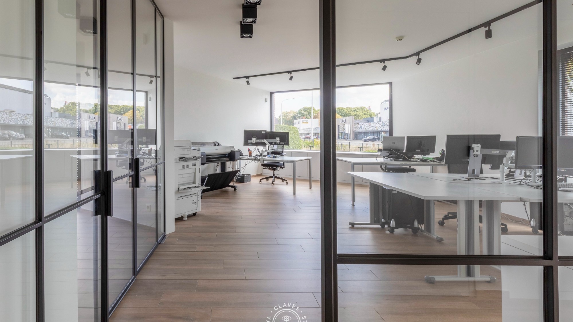 Modern kantoorgebouw met verhuurd appartement op uitstekende zichtlocatie in Belsele