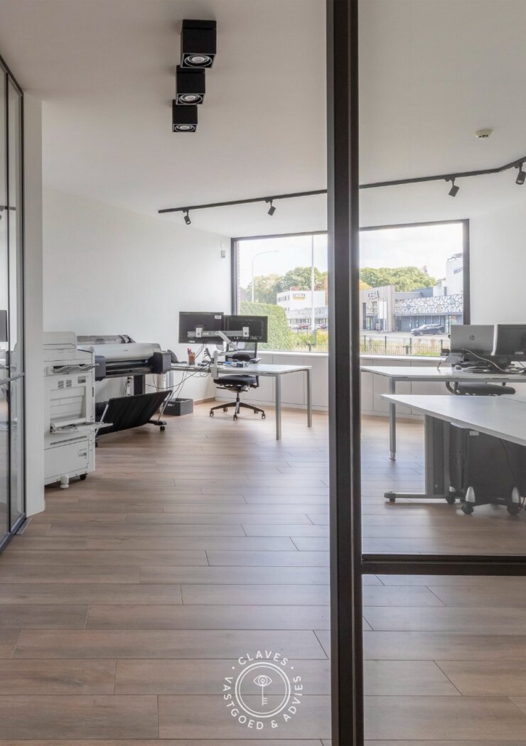 Modern kantoorgebouw met verhuurd appartement op uitstekende zichtlocatie in Belsele