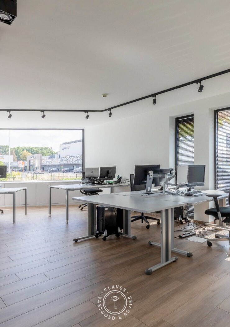 Modern kantoorgebouw met verhuurd appartement op uitstekende zichtlocatie in Belsele