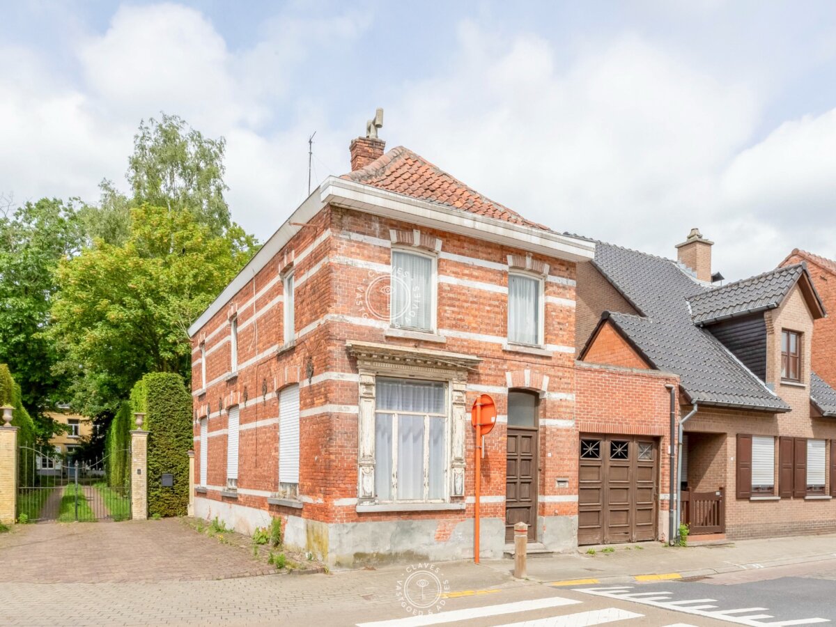 Hoekwoning met karakter – totaal te renoveren, met potentieel en erfgoedwaarde