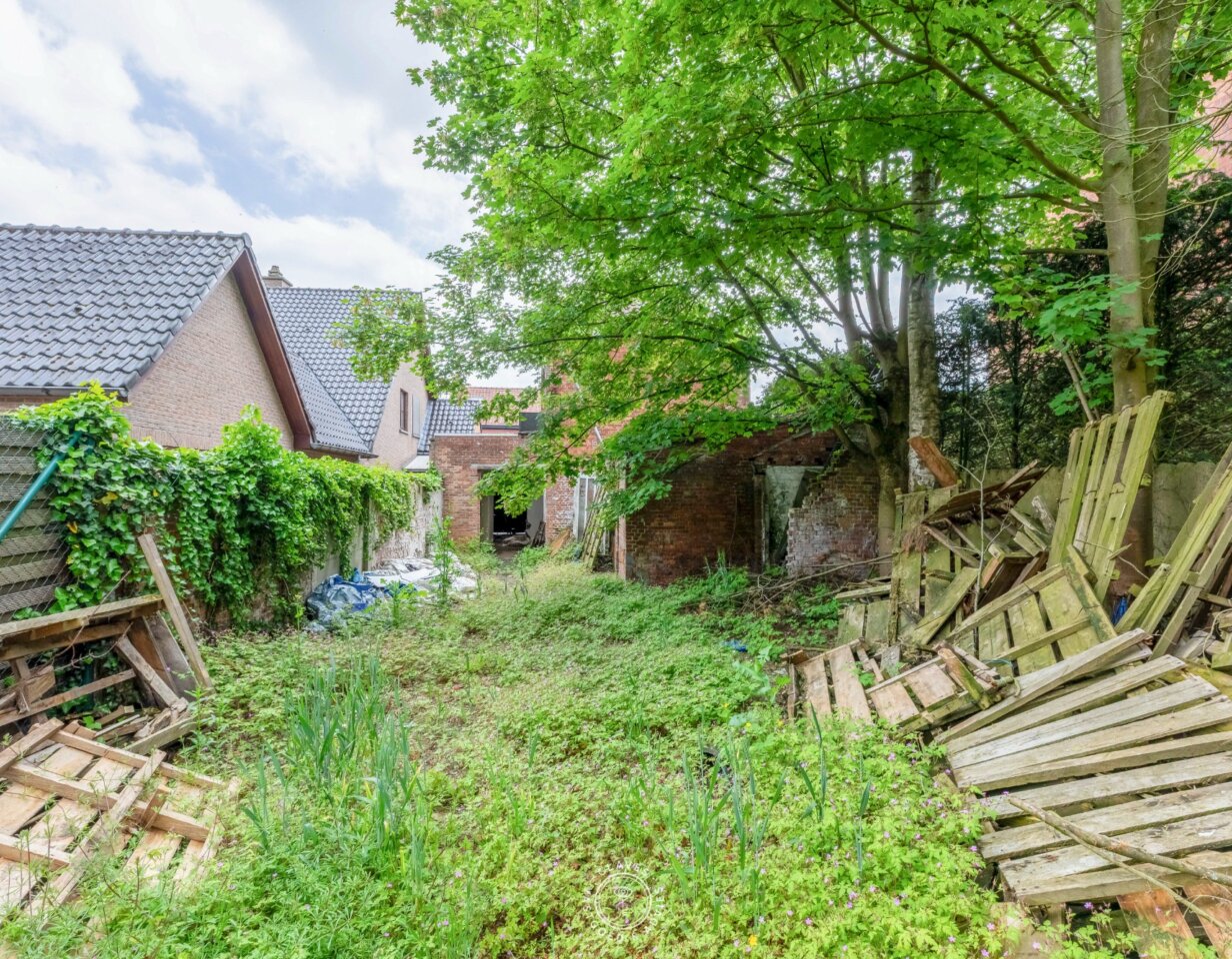 Hoekwoning met karakter – totaal te renoveren, met potentieel en erfgoedwaarde