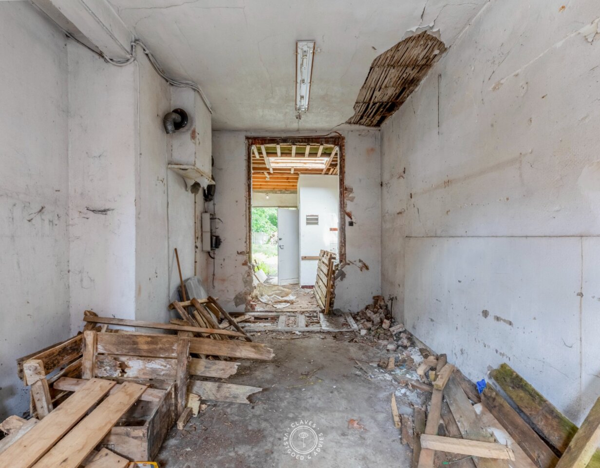 Hoekwoning met karakter – totaal te renoveren, met potentieel en erfgoedwaarde