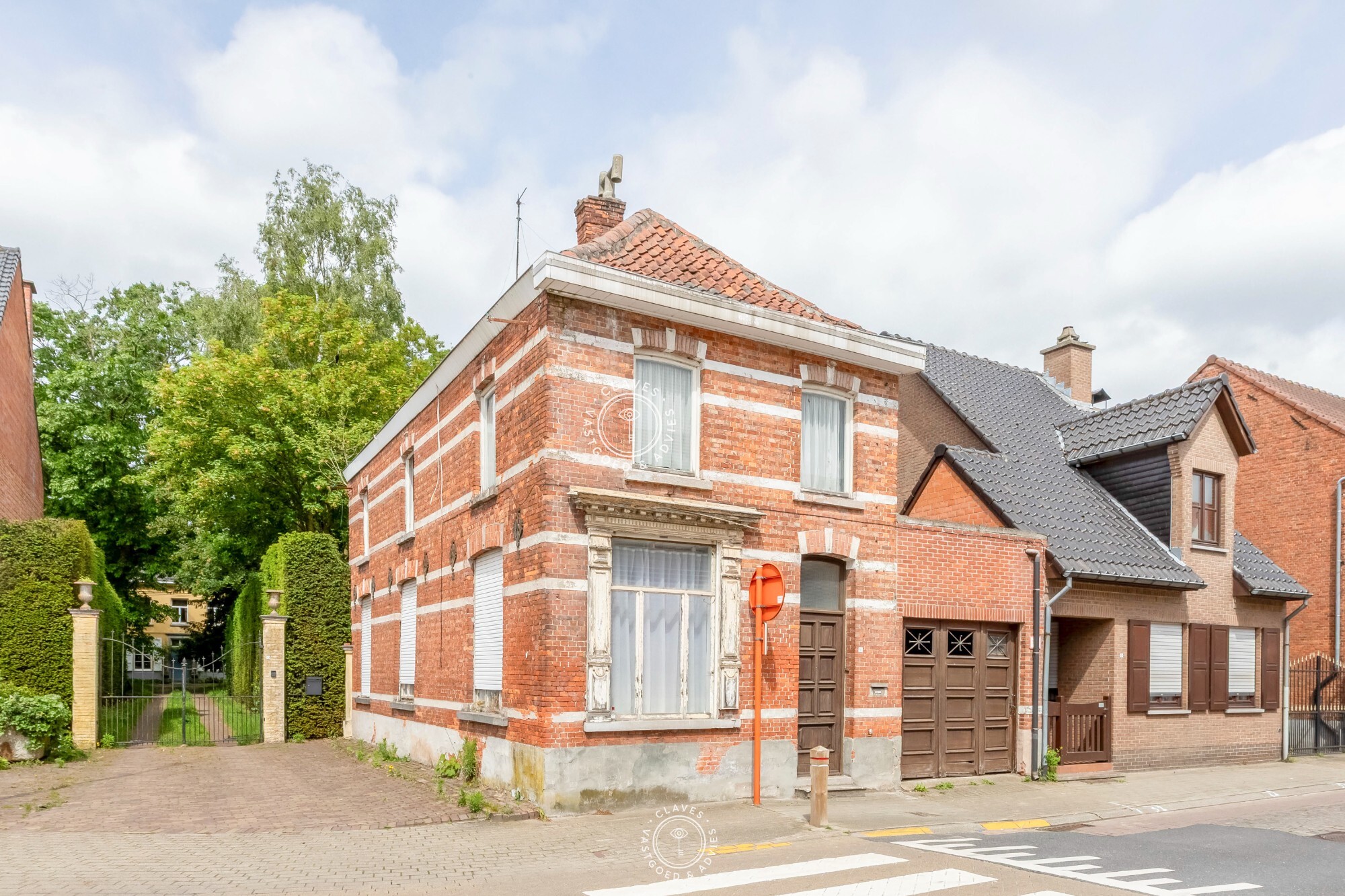 Hoekwoning met karakter – totaal te renoveren, met potentieel en erfgoedwaarde