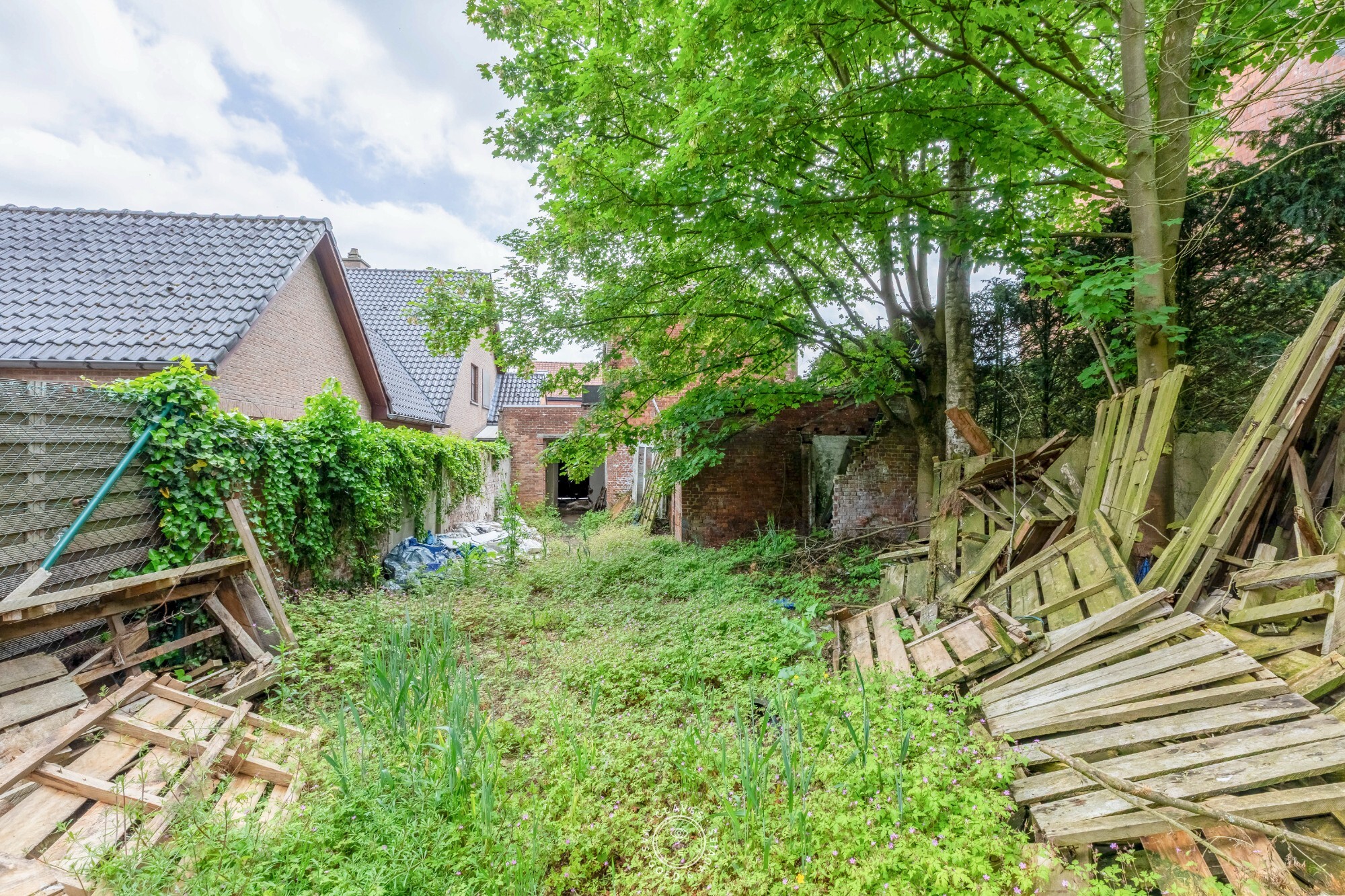 Hoekwoning met karakter – totaal te renoveren, met potentieel en erfgoedwaarde