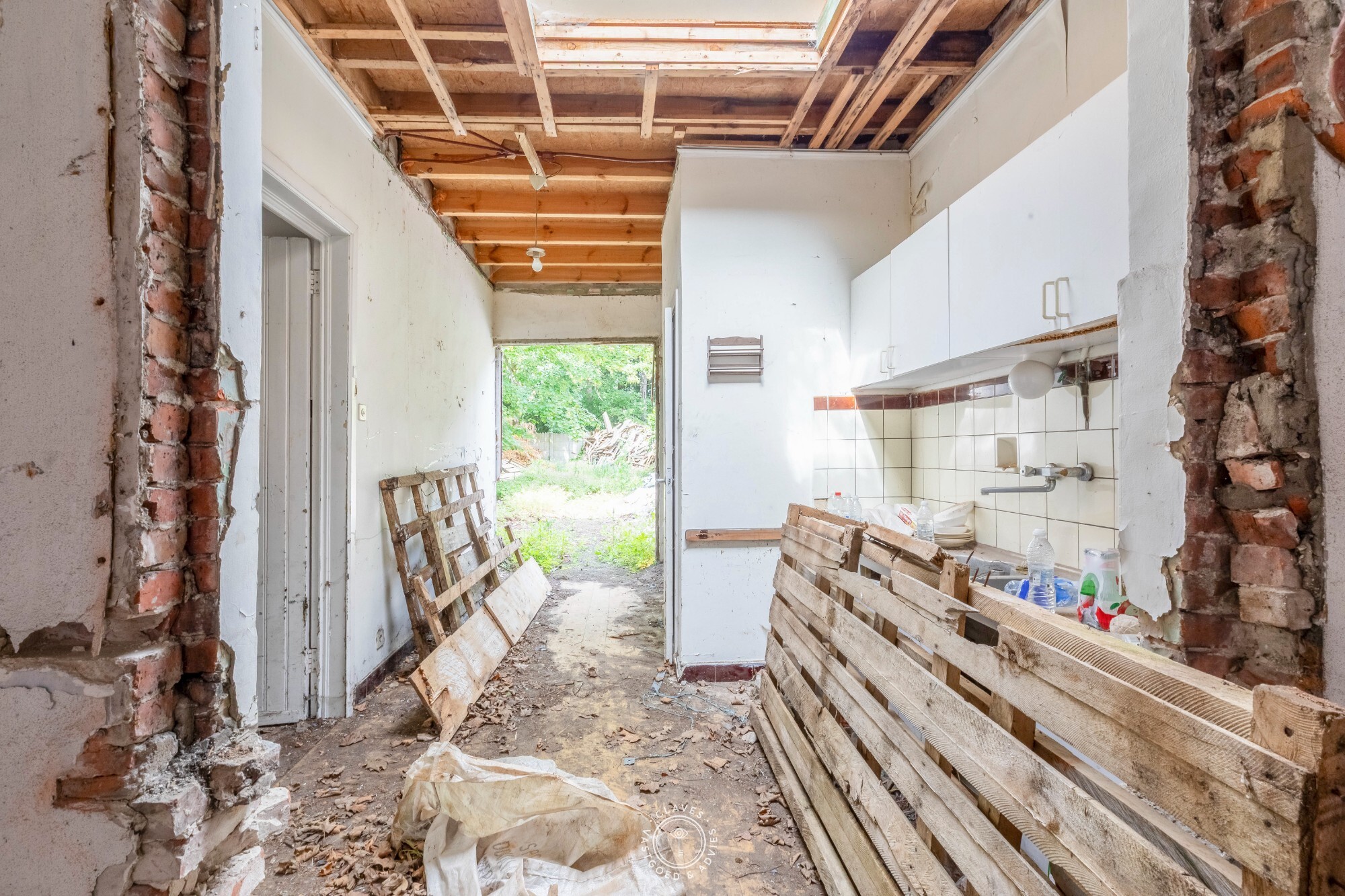 Hoekwoning met karakter – totaal te renoveren, met potentieel en erfgoedwaarde