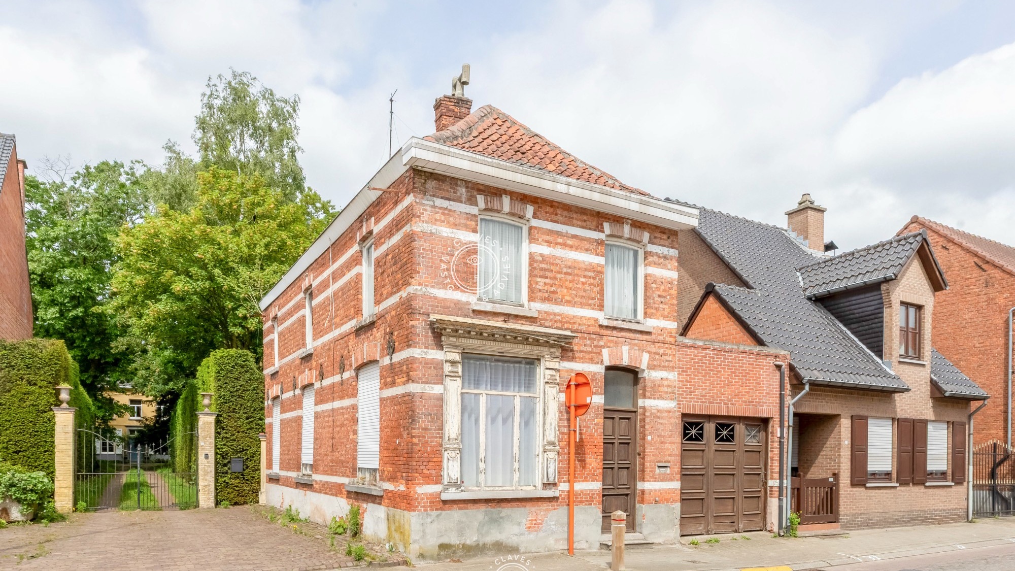 Hoekwoning met karakter – totaal te renoveren, met potentieel en erfgoedwaarde