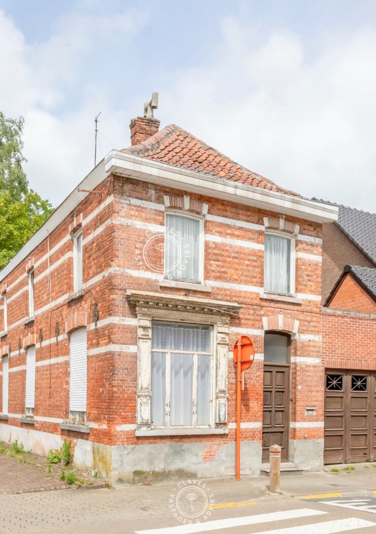 Hoekwoning met karakter – totaal te renoveren, met potentieel en erfgoedwaarde