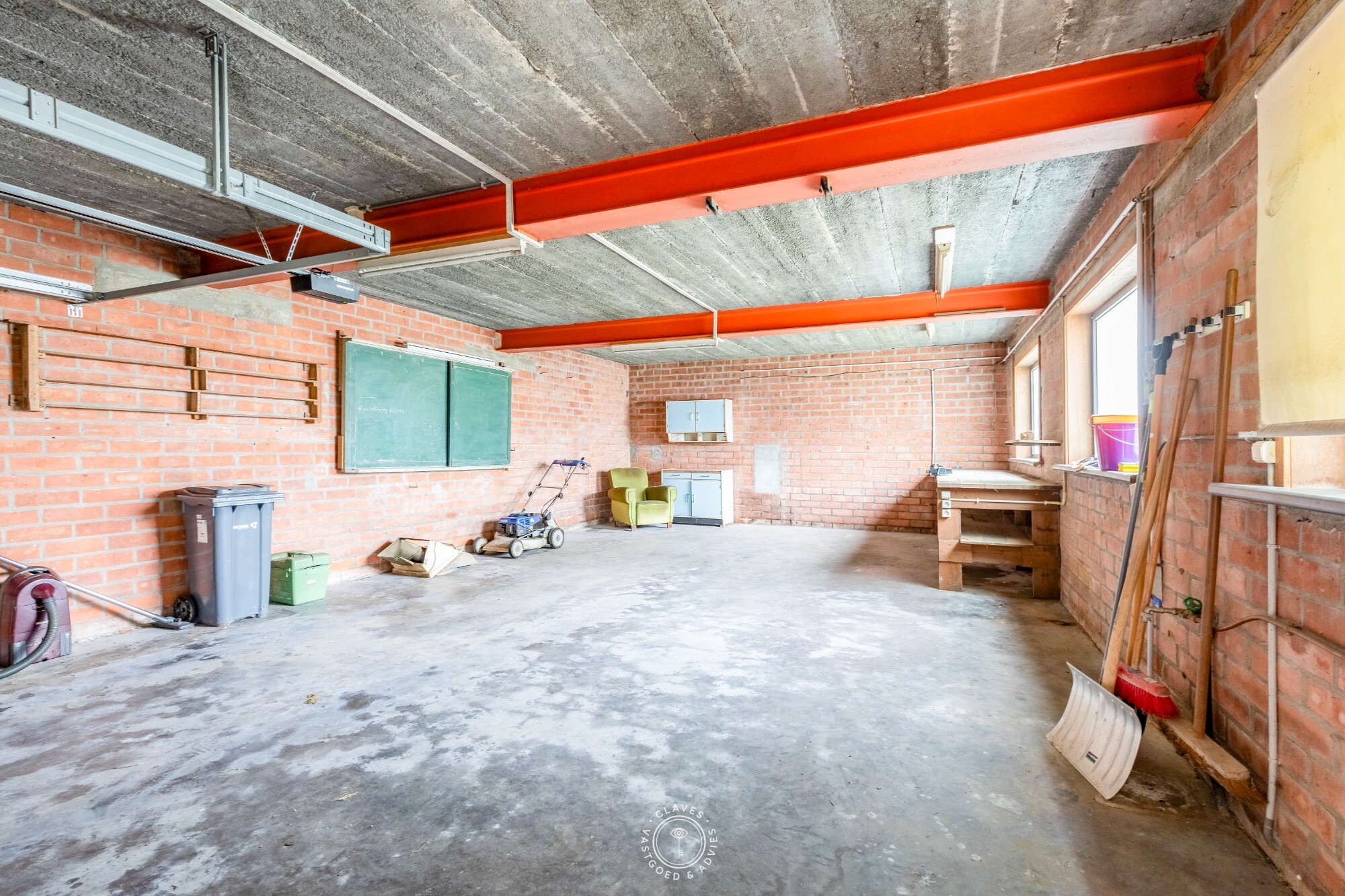 Open bebouwing met magazijn op een perceel van ca. 1.673 m²  in het centrum van Belsele