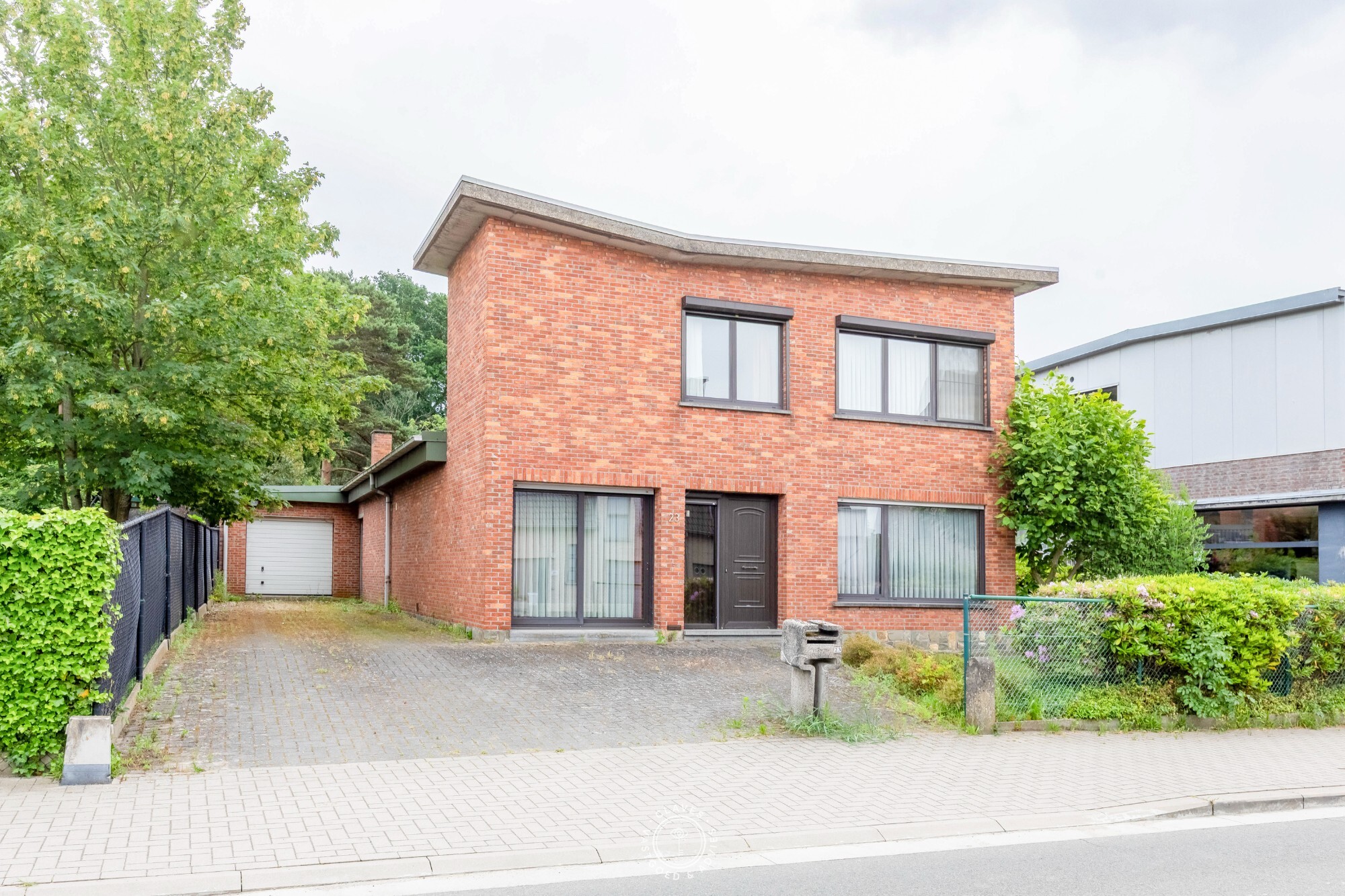 Open bebouwing met magazijn op een perceel van ca. 1.673 m²  in het centrum van Belsele