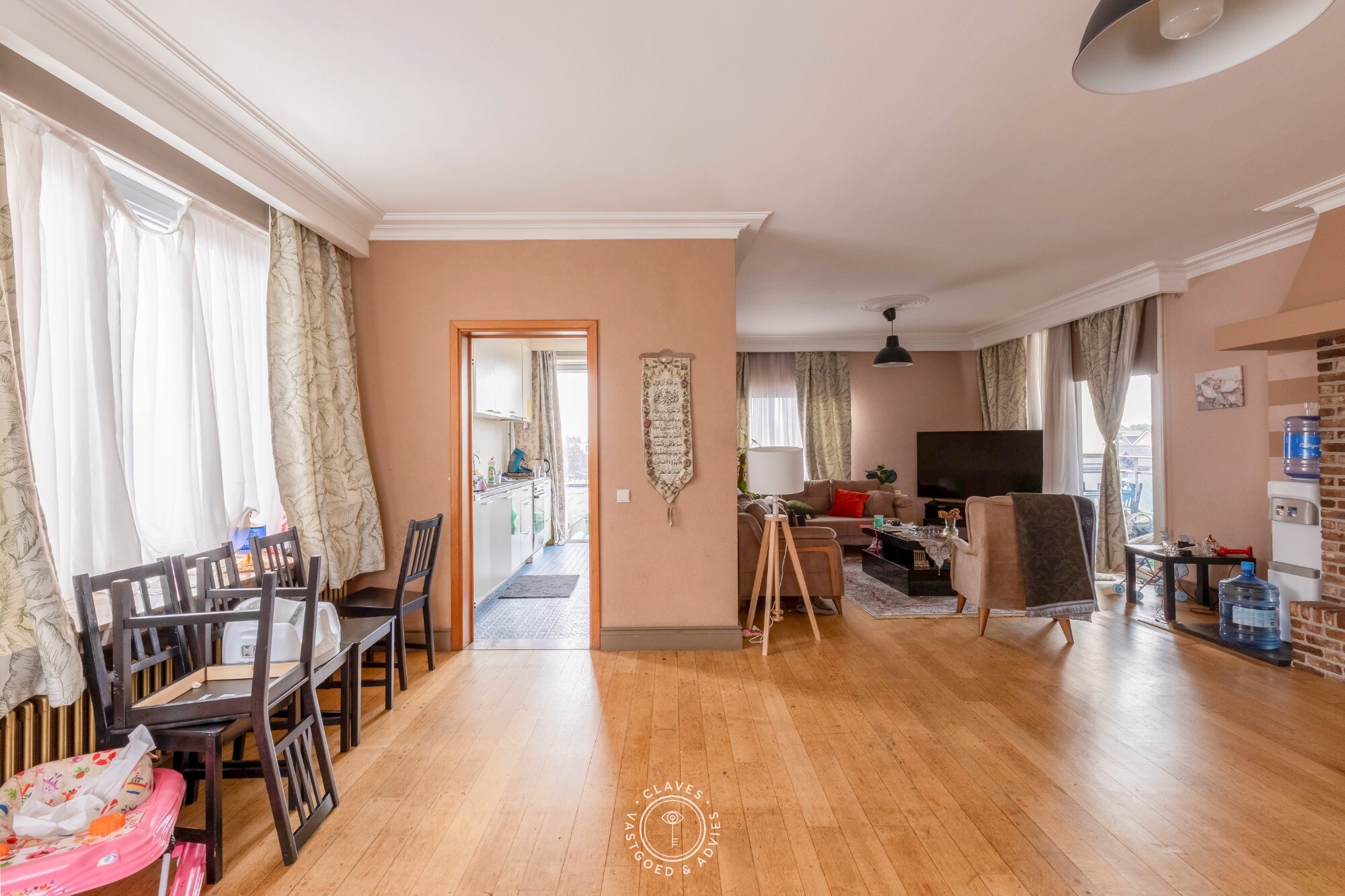 Interessante investeringseigendom in centrum Beveren met handelspand en 3 appartementen