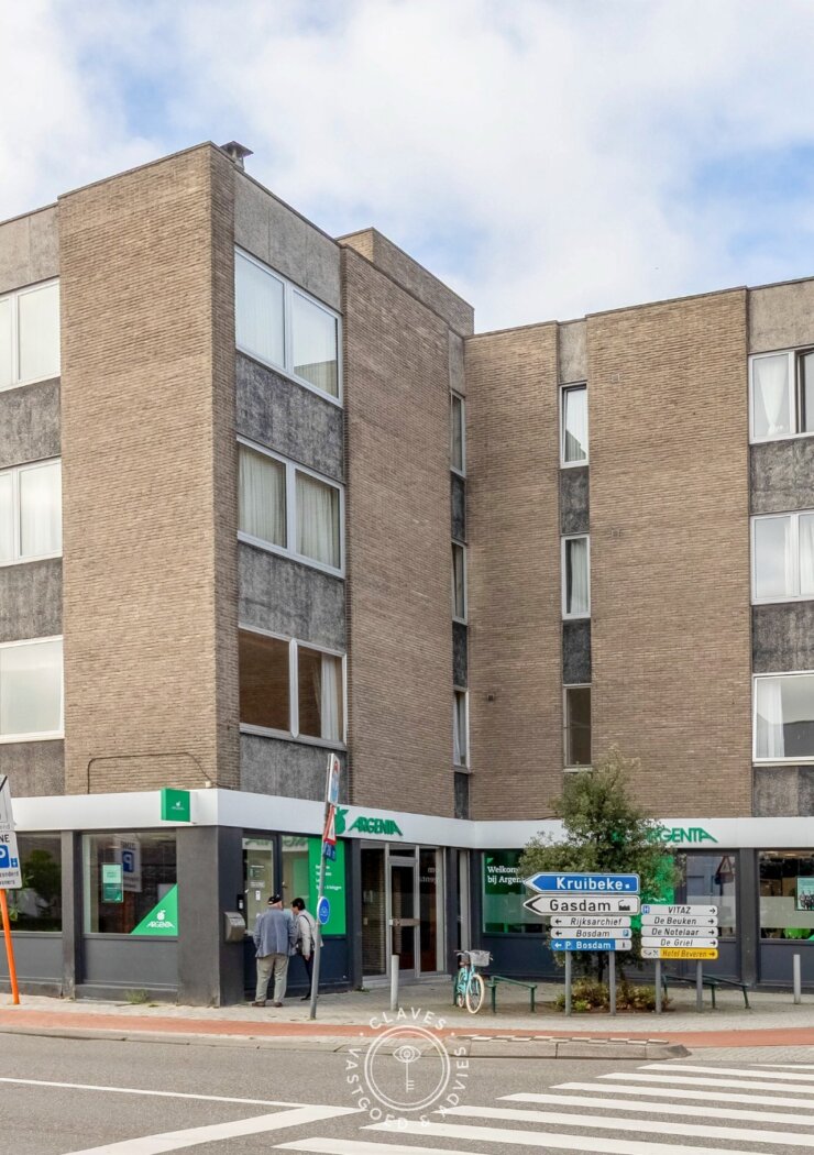 Interessante investeringseigendom in centrum Beveren met handelspand en 3 appartementen