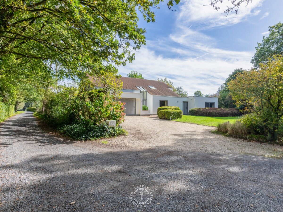Residentiële villa op een uitzonderlijk groen perceel van meer dan 2.000 m² in de gegeerde Eikenlaan te Belsele