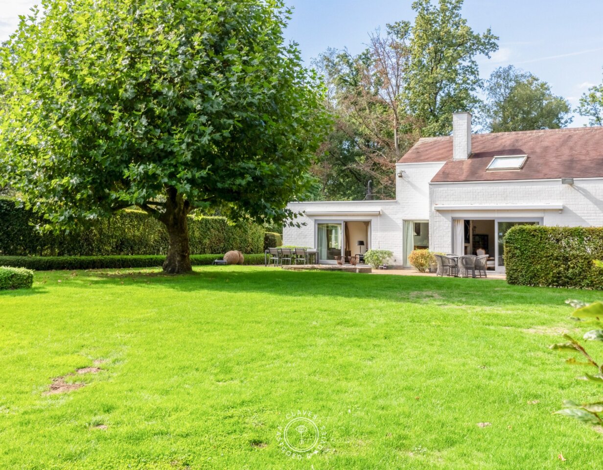 Residentiële villa op een uitzonderlijk groen perceel van meer dan 2.000 m² in de gegeerde Eikenlaan te Belsele