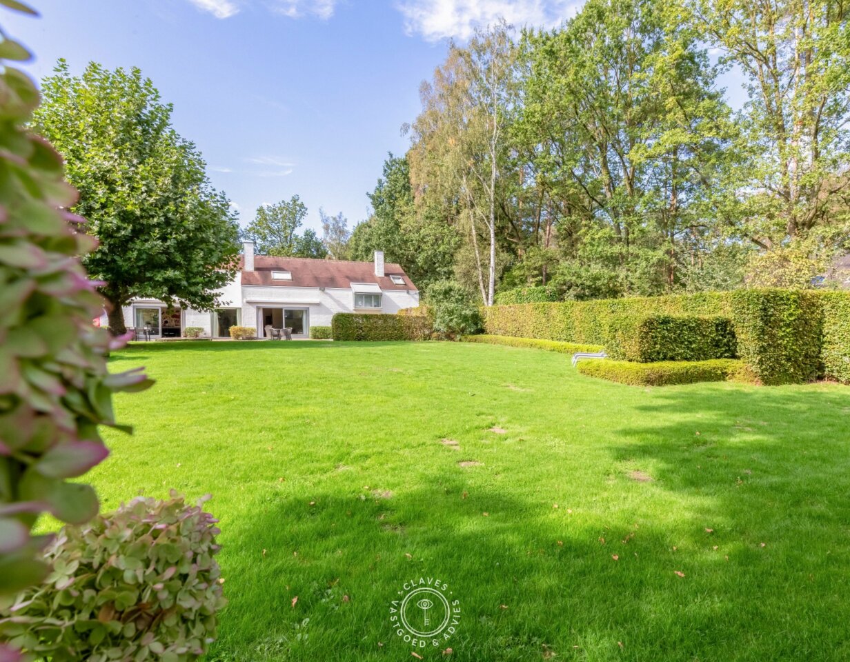 Residentiële villa op een uitzonderlijk groen perceel van meer dan 2.000 m² in de gegeerde Eikenlaan te Belsele