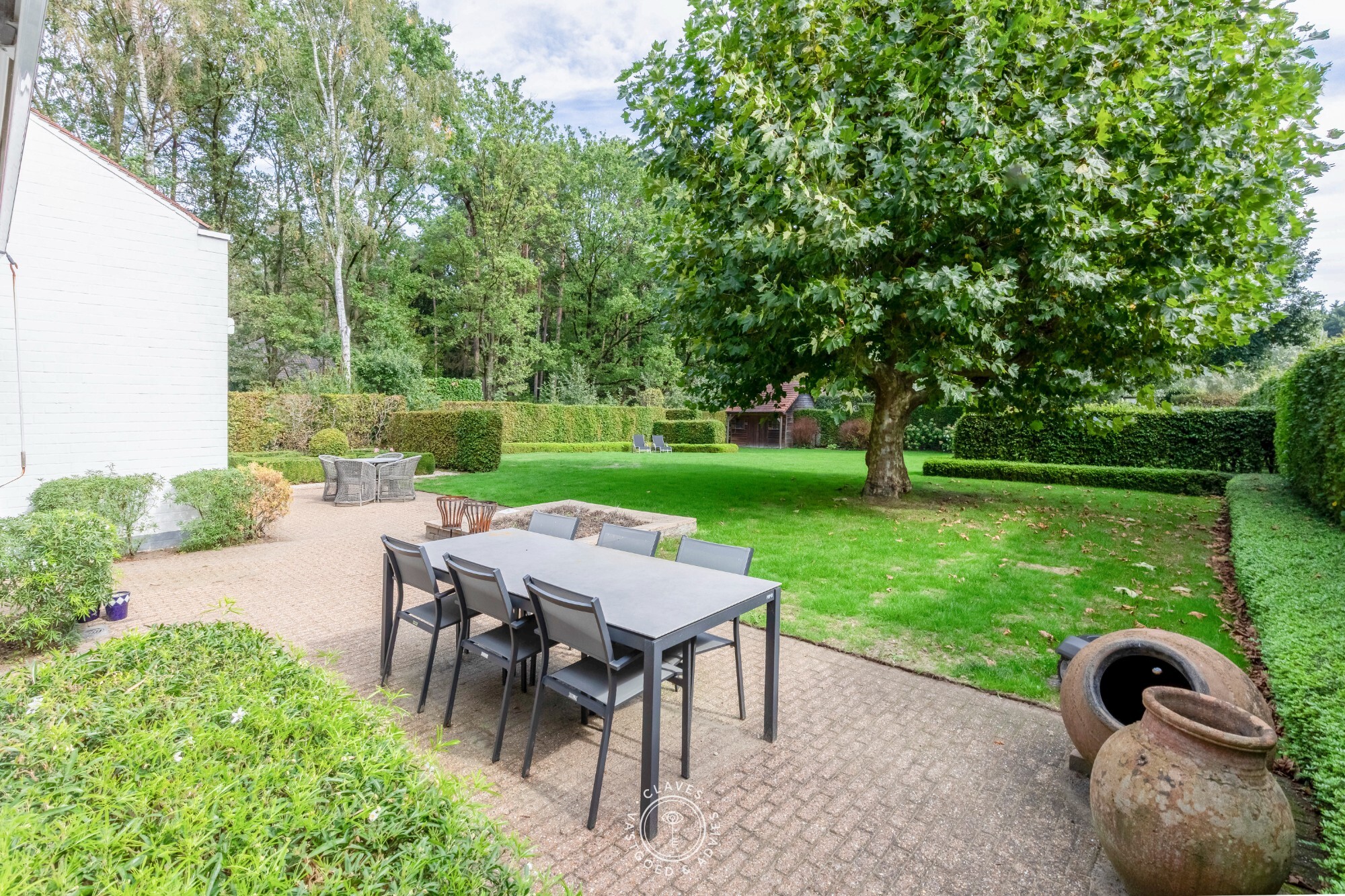 Residentiële villa op een uitzonderlijk groen perceel van meer dan 2.000 m² in de gegeerde Eikenlaan te Belsele