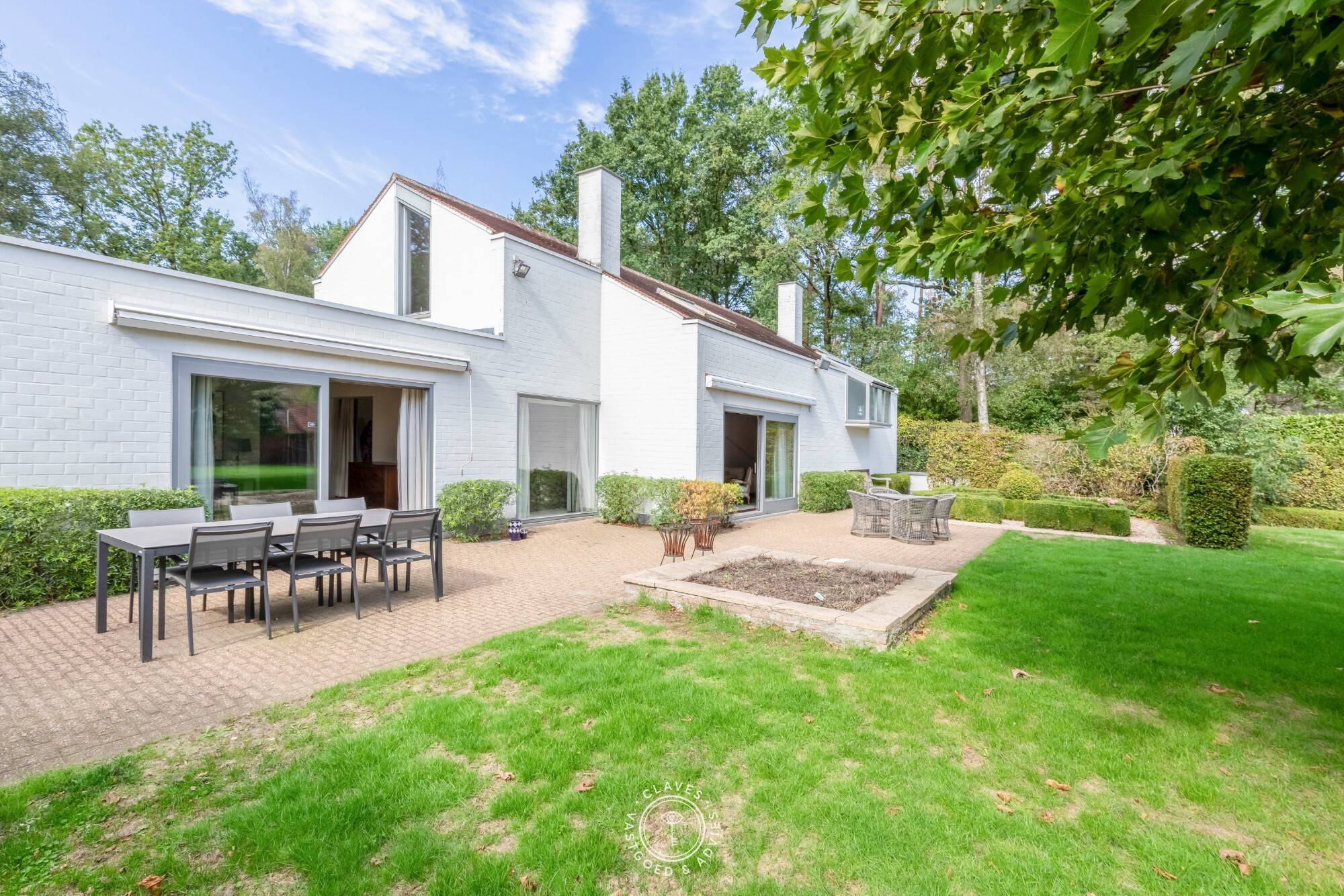 Residentiële villa op een uitzonderlijk groen perceel van meer dan 2.000 m² in de gegeerde Eikenlaan te Belsele